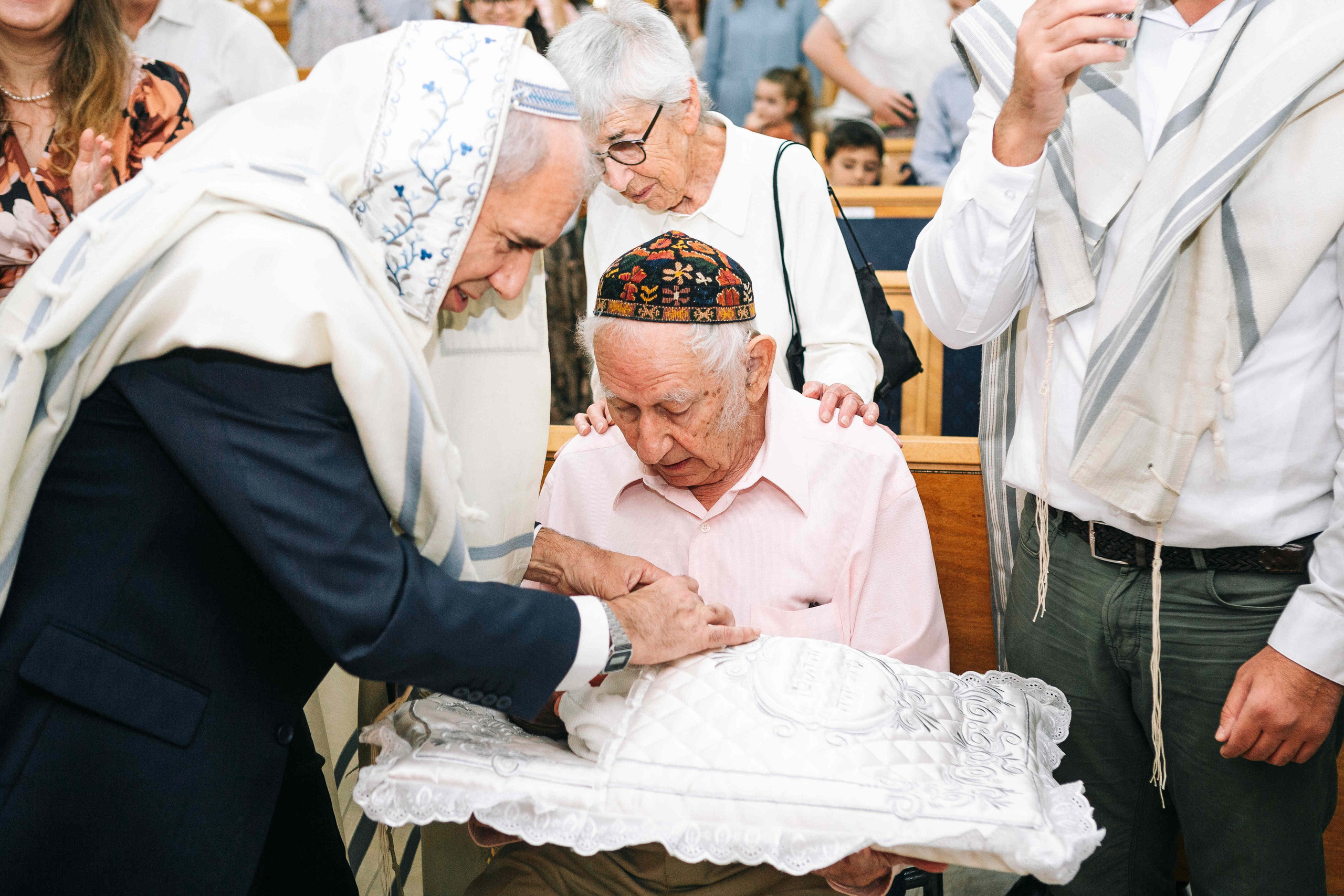 BRITH MILA IN THE SMALL SYNAGOGUE. PHOTOGRAPHER IN ISRAEL