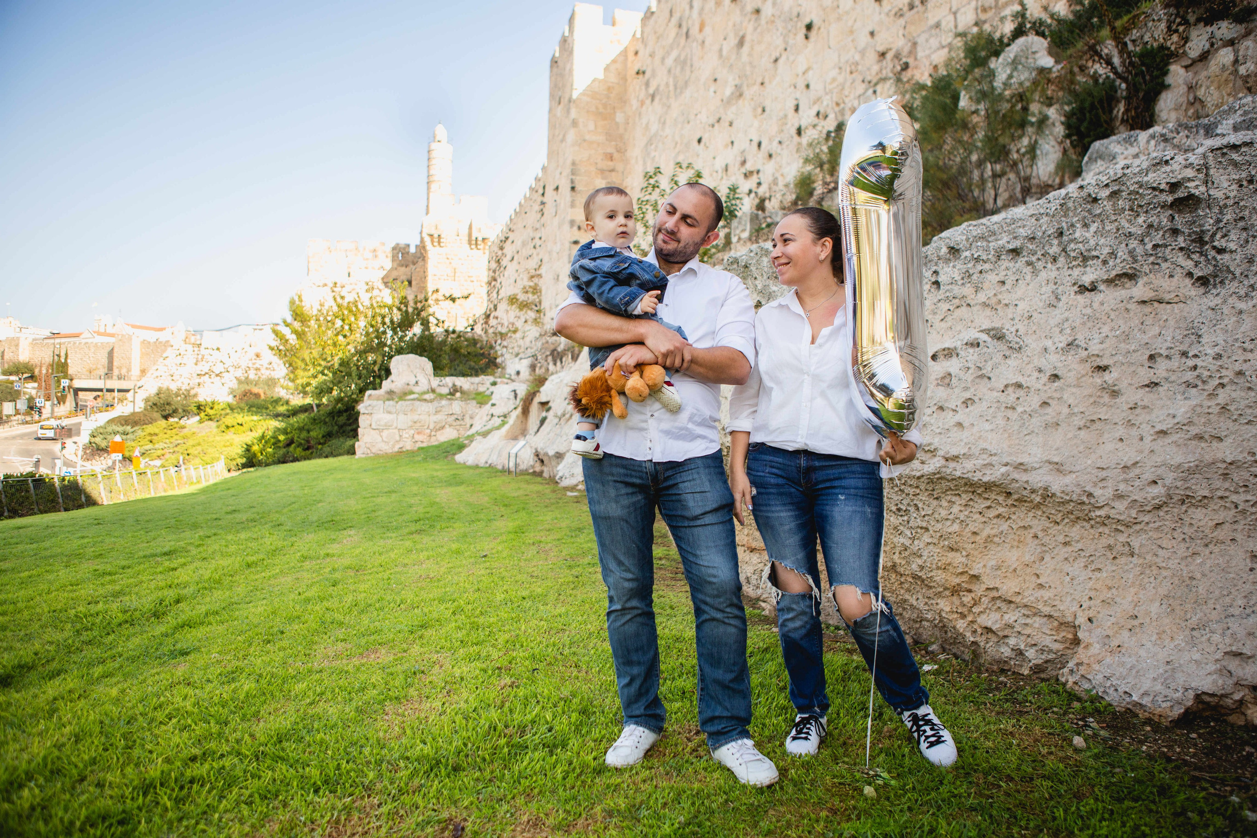 AT THE WALLS OF THE OLD CITY. PHOTOGRAPHER IN ISRAEL