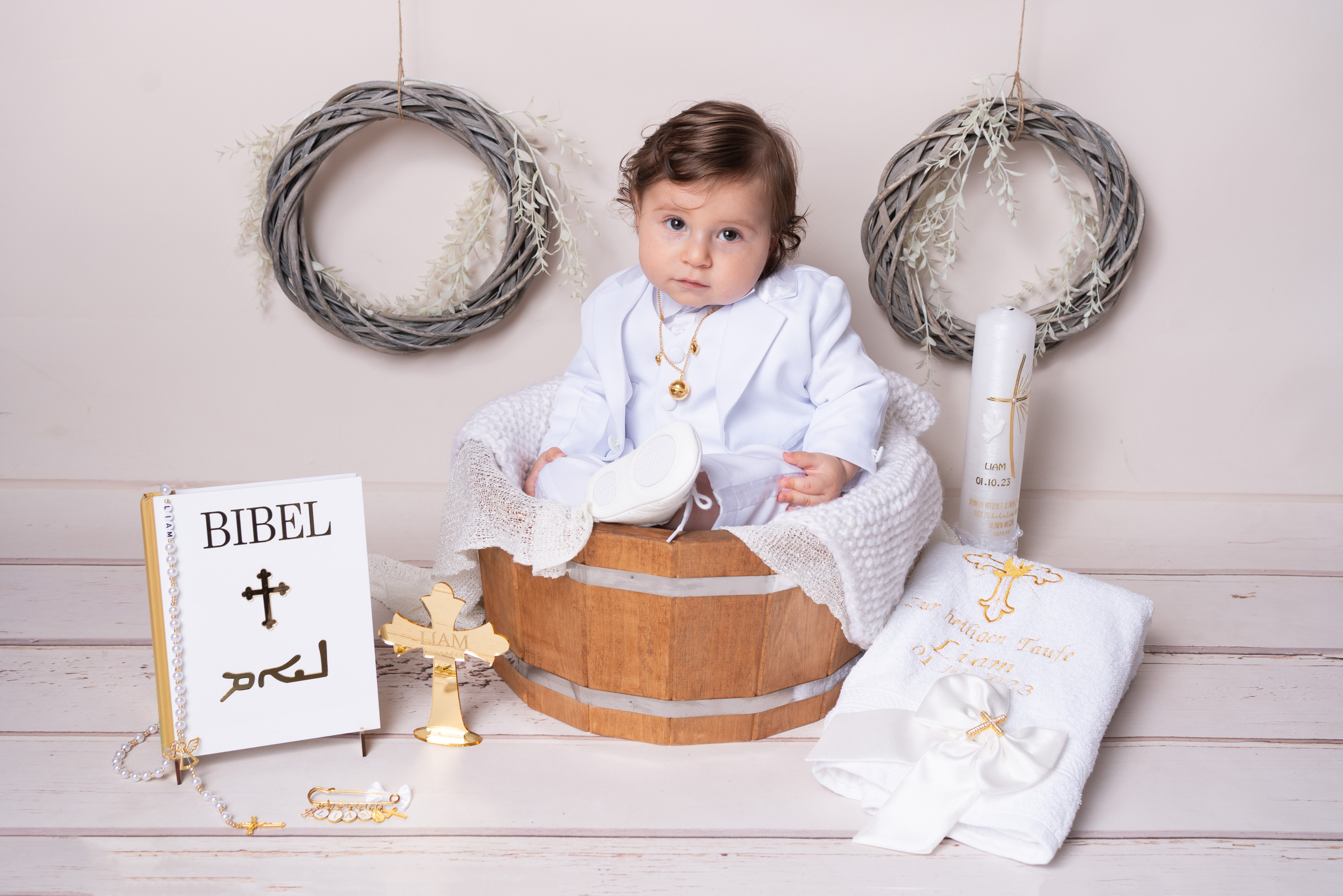 Fotosession zur Taufe eines kleinen Jungen mit Dekoration