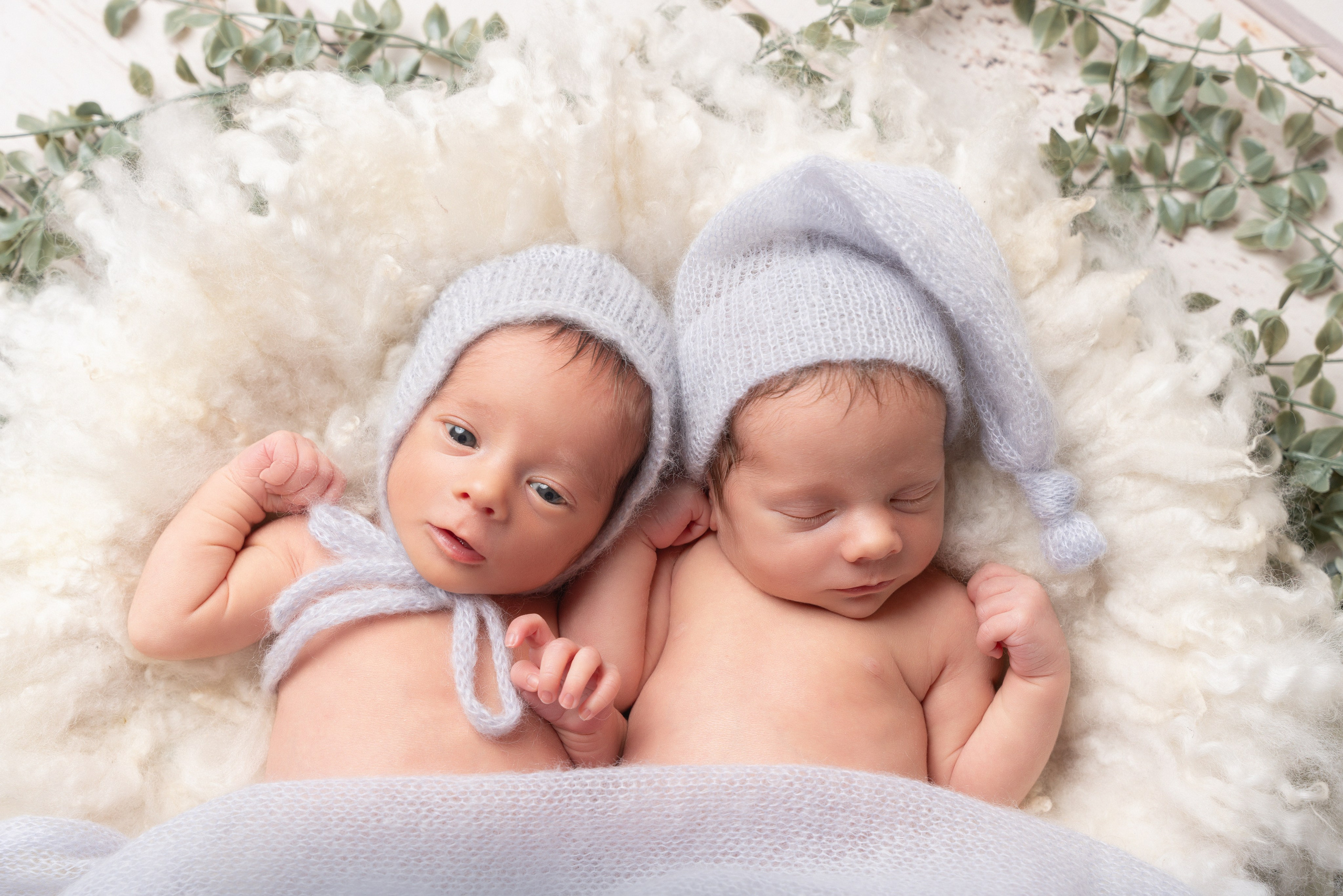 Neugeborene Zwillingen in entzückenden, handgefertigten Outfits