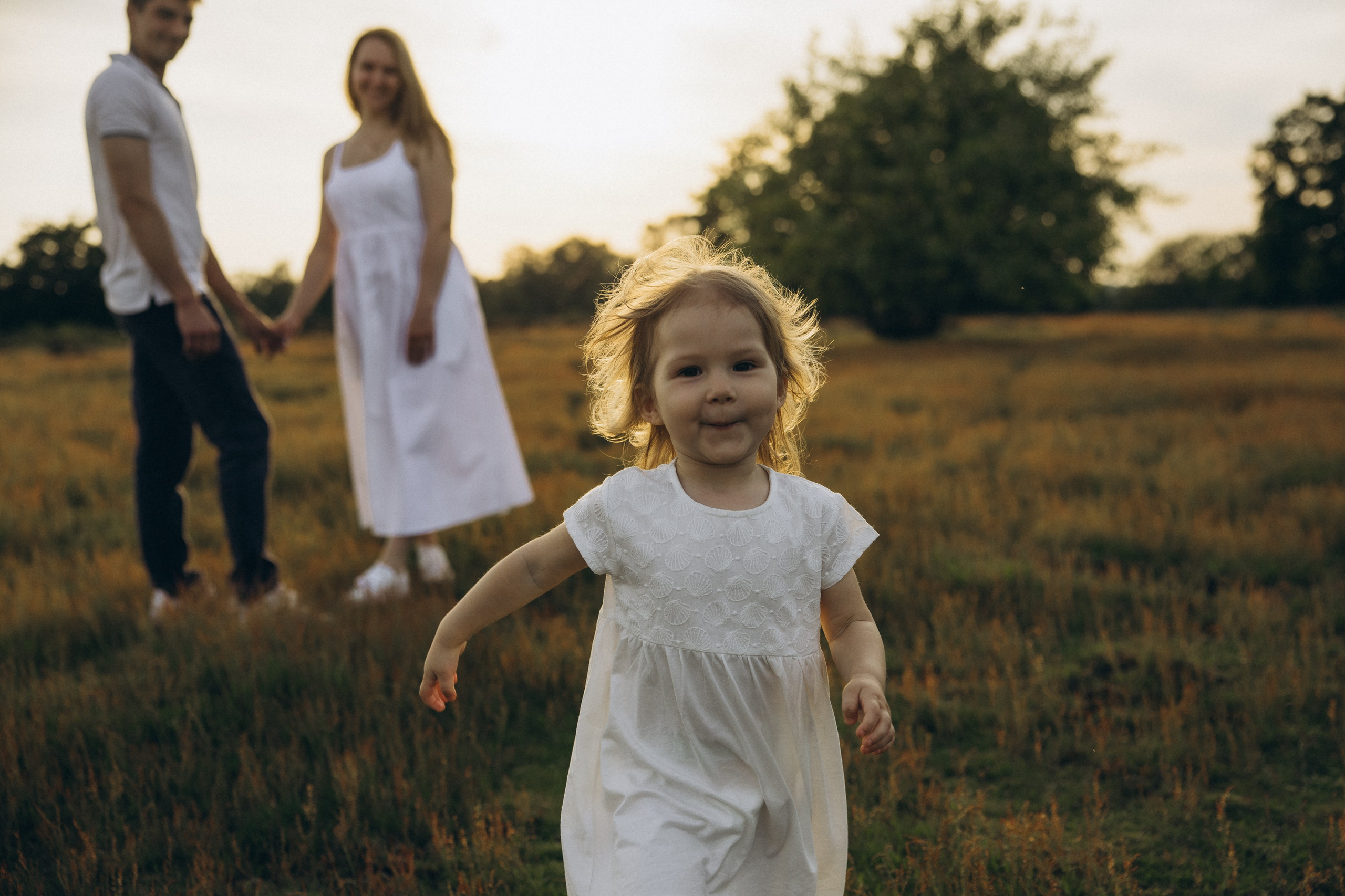 Familienshooting bei Sonnenuntergang. Familien & Hochzeitfotografin Nadja Holzmann