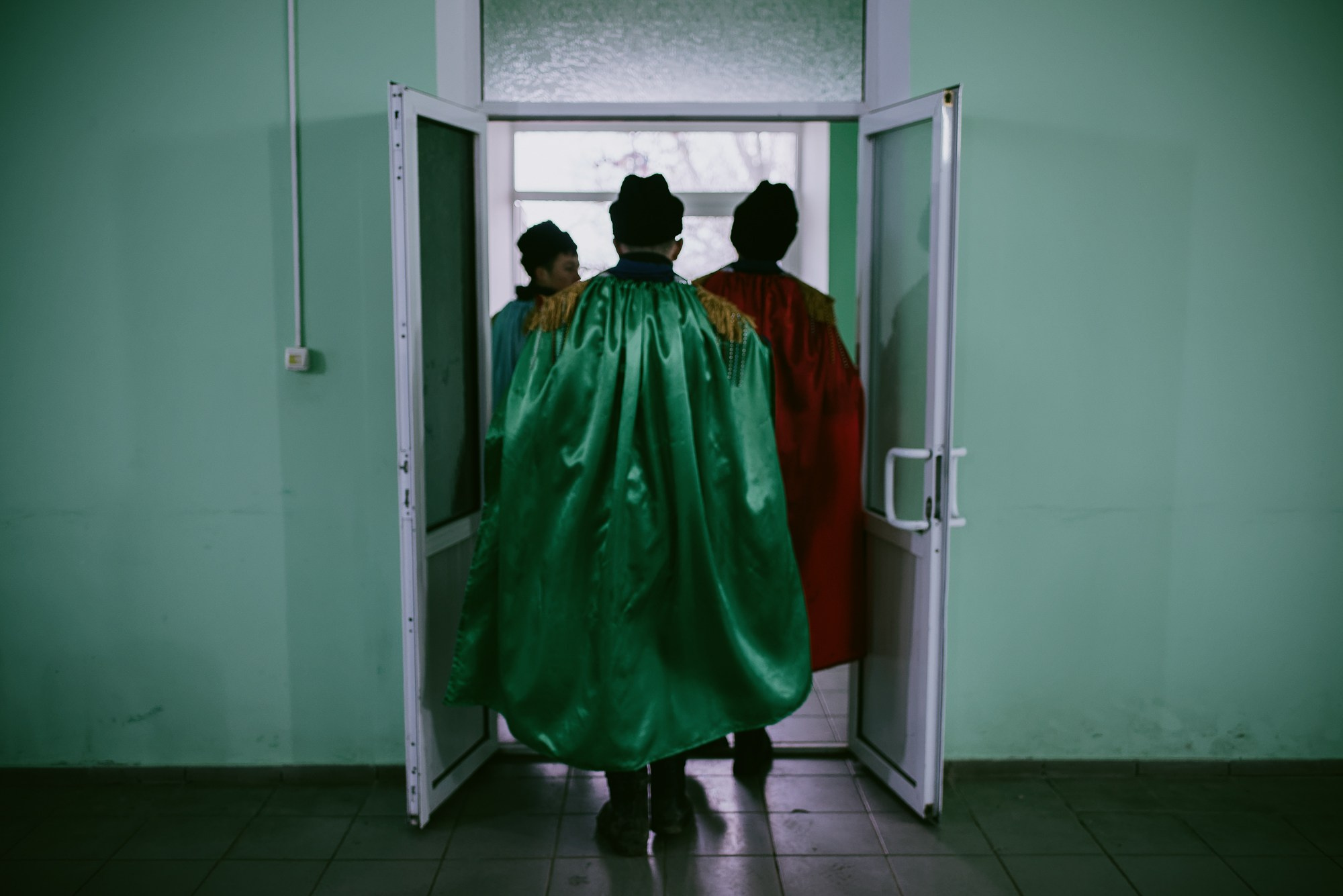 Malanca is a spectacular folk tradition, especially common in the communities of northern Moldova and Bukovina, with deep roots in New Year’s customs. It usually takes place on the night of December 31st to January 1st and marks the transition between years through a blend of folk theater, traditional costumes, music, dance, and humor.Participants – known as malancari – dress up as symbolic characters, often inspired by mythology, history, or rural life: death, the soldier, the bride, the bear, the gypsy, the devil, the old man, and many more. They go from house to house or take part in organized village parades, accompanied by drums, flutes, and distinctive sounds. The message behind it is to chase away evil and attract good fortune, fertility, and abundance in the new year.In some areas, Malanca has evolved into a true display of folk art, with groups preparing costumes, scripts, and music months in advance. It is an authentic way of preserving cultural identity and celebrating community spirit.