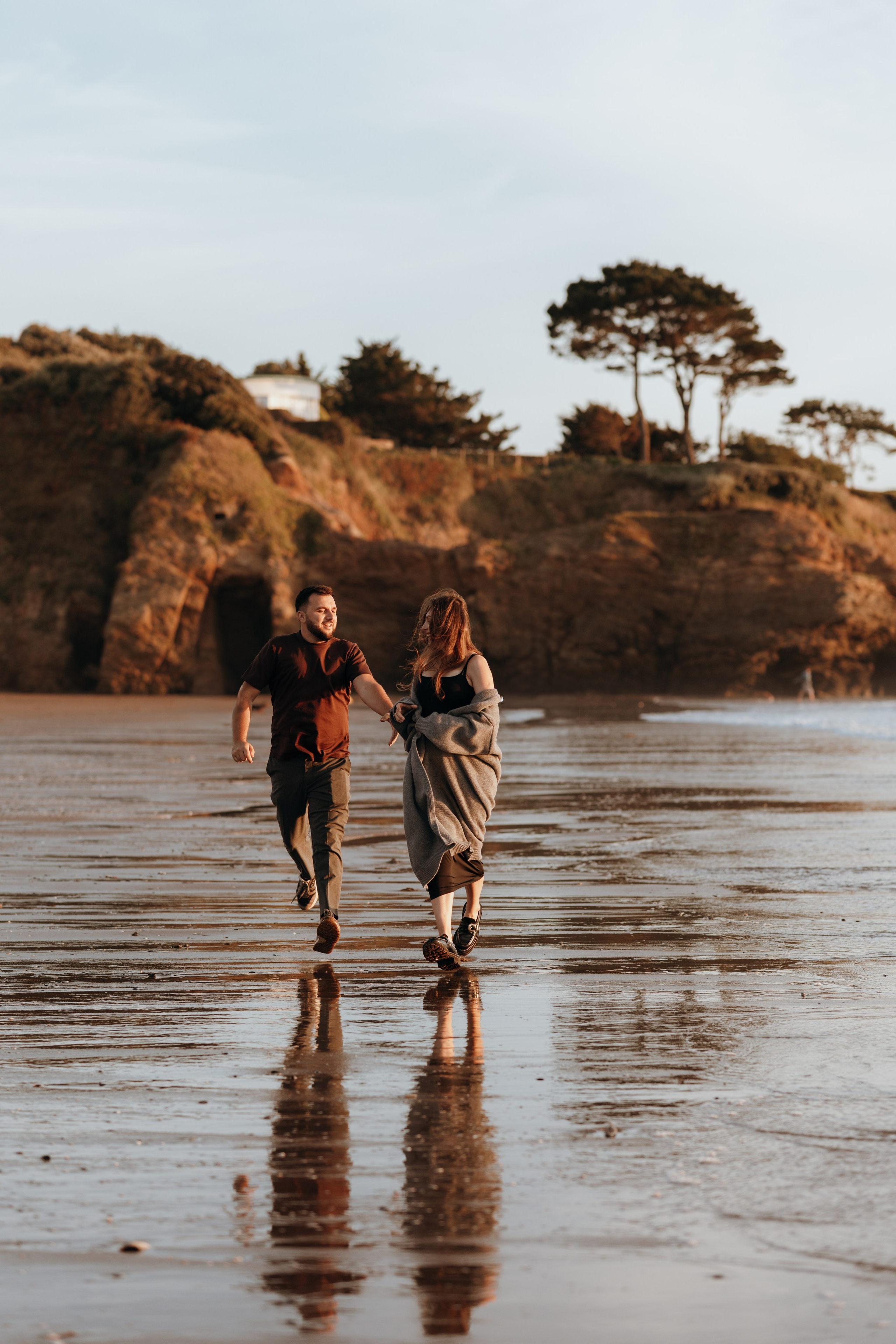 Sunset maternity photoshoot. Annah Louwagie — Lifestyle photographer for couples, families & brands | France & worldwide