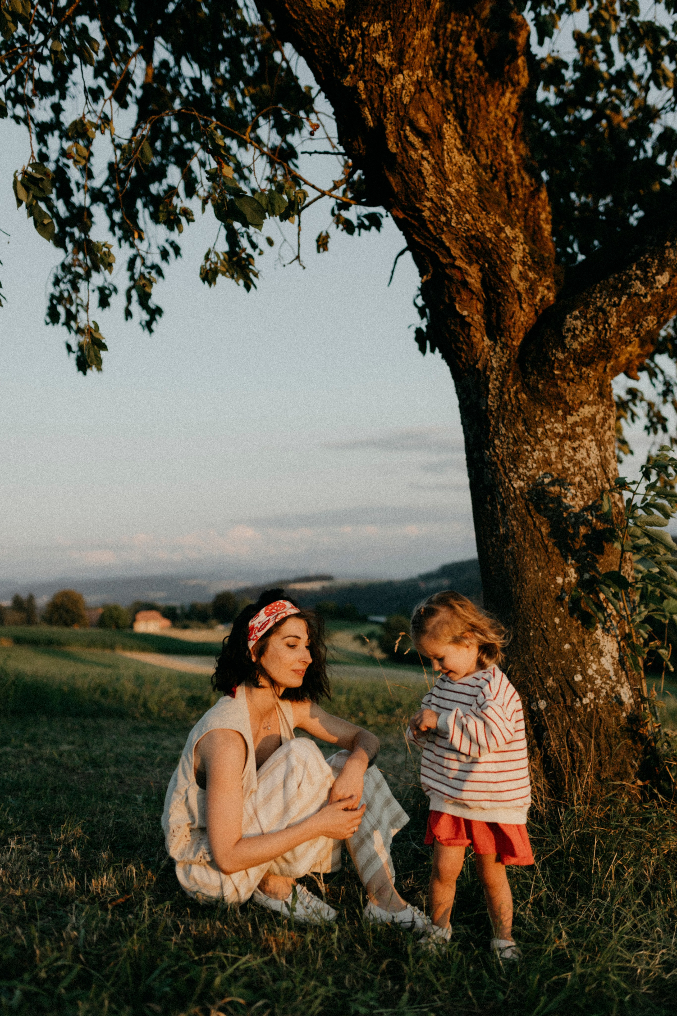 Zhenya and Maya. Polina Sobol — family & documentary photographer in Bern. Outdoor & urban photo sessions for families, kids and couples