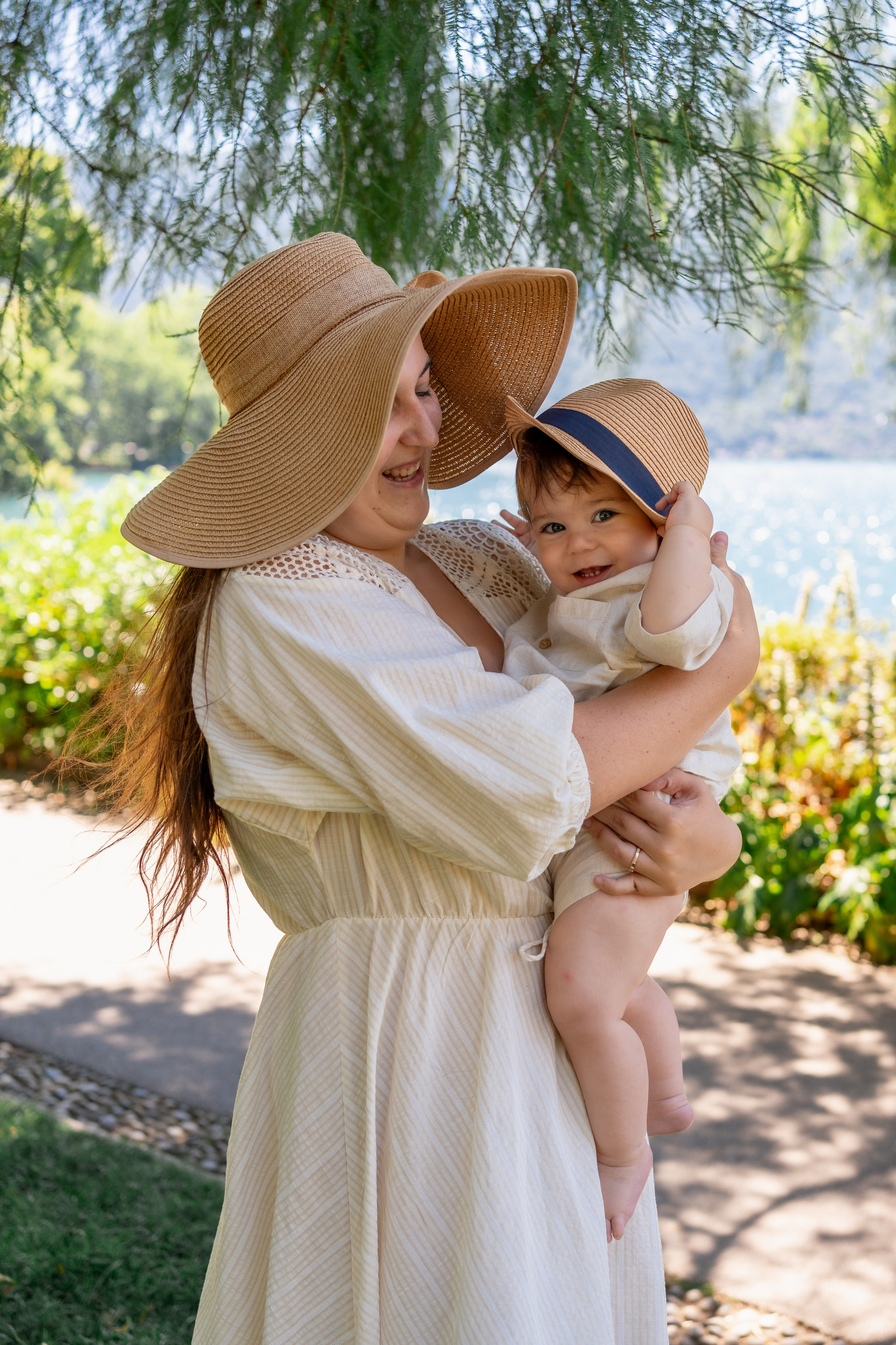 En brazos de mamá. Fotografía profesional en Calafell - Elena Medvedeva