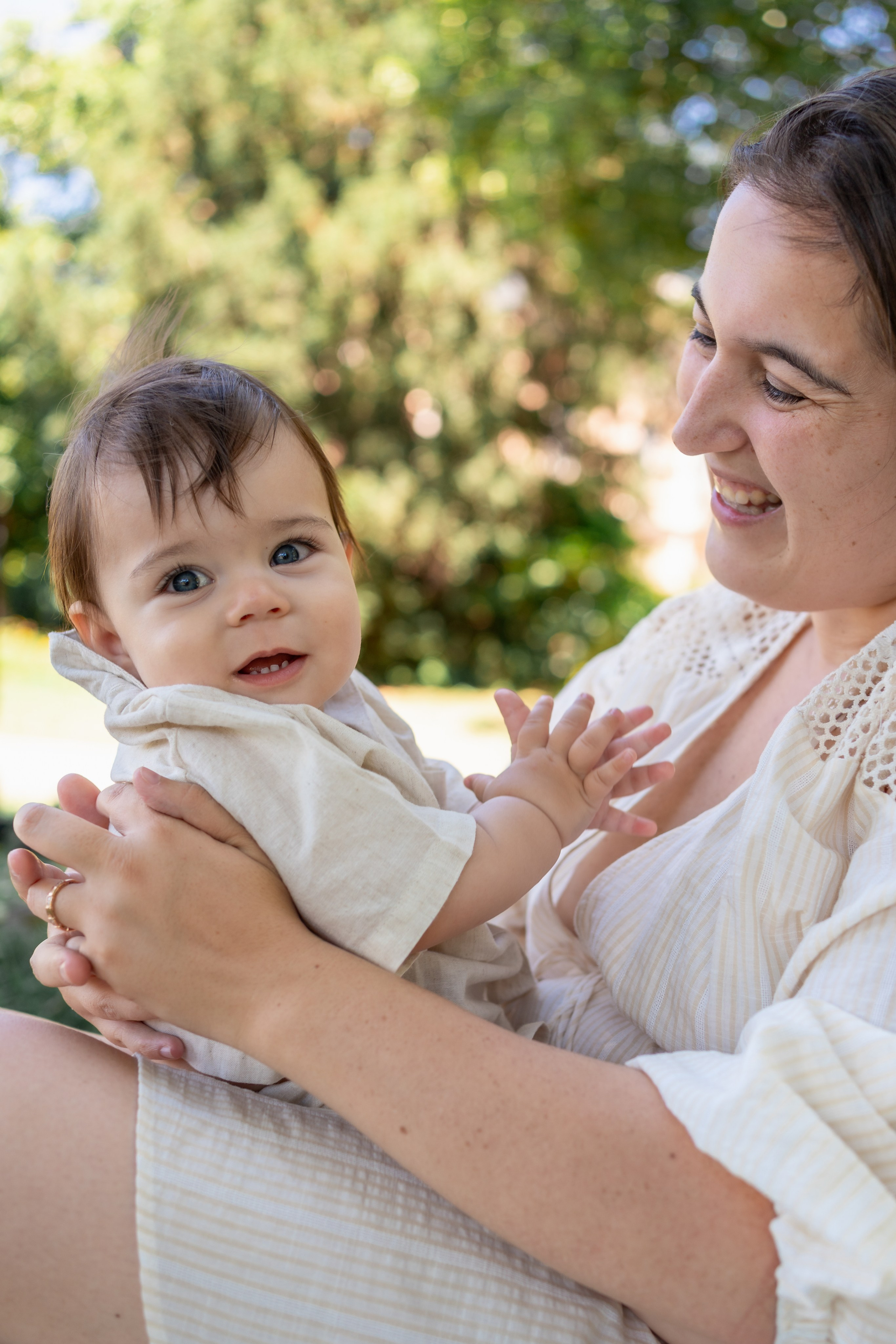 En brazos de mamá. Fotografía profesional en Calafell - Elena Medvedeva
