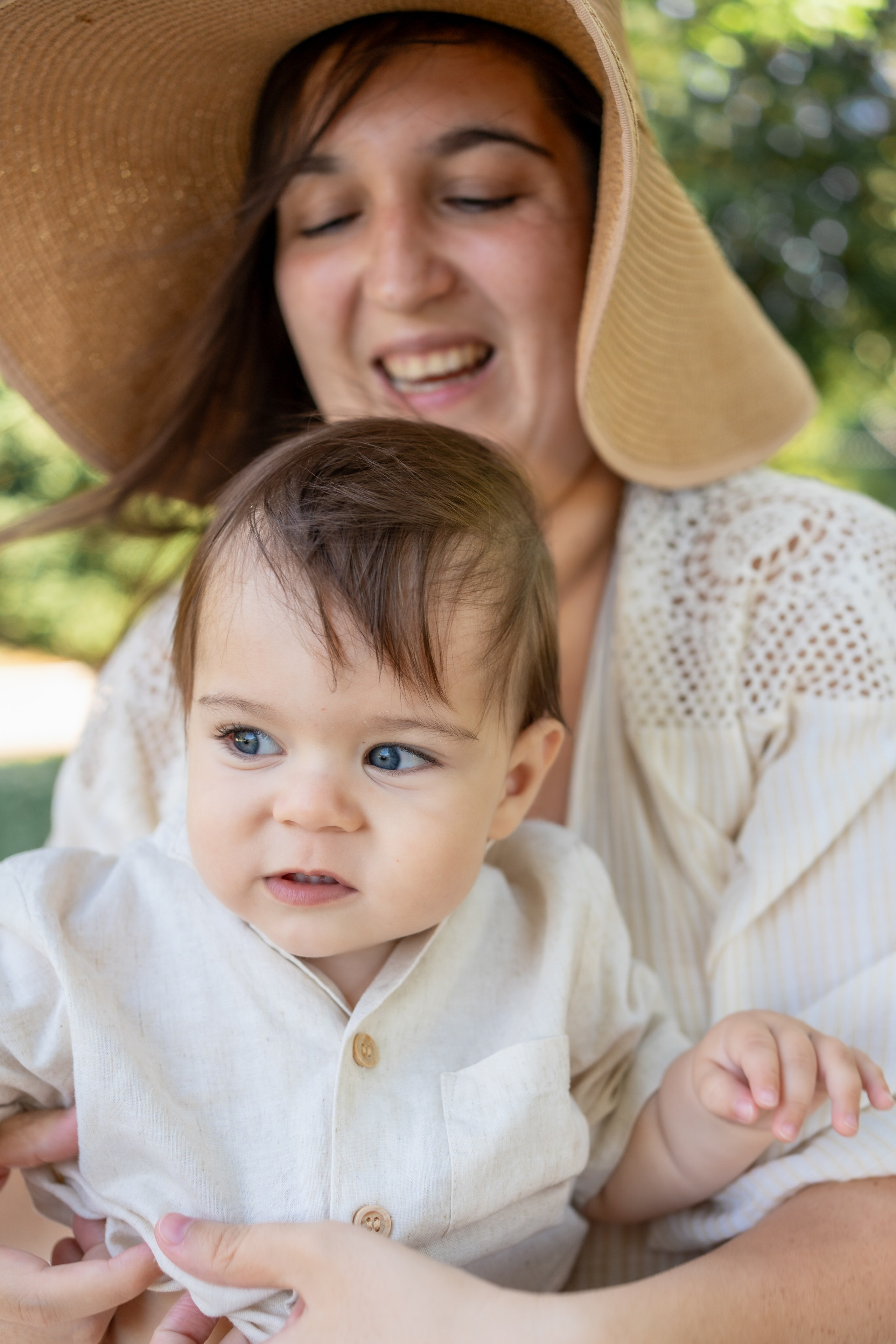 En brazos de mamá. Fotografía profesional en Calafell - Elena Medvedeva