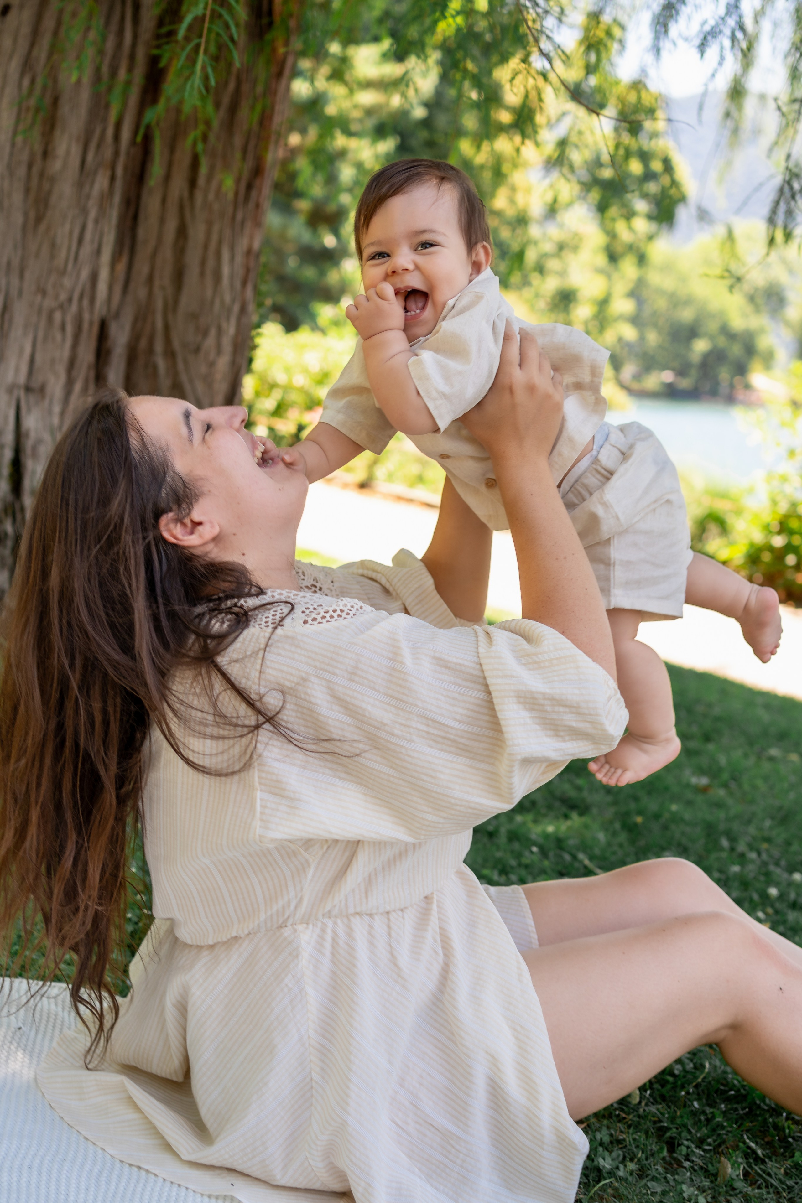 En brazos de mamá. Fotografía profesional en Calafell - Elena Medvedeva