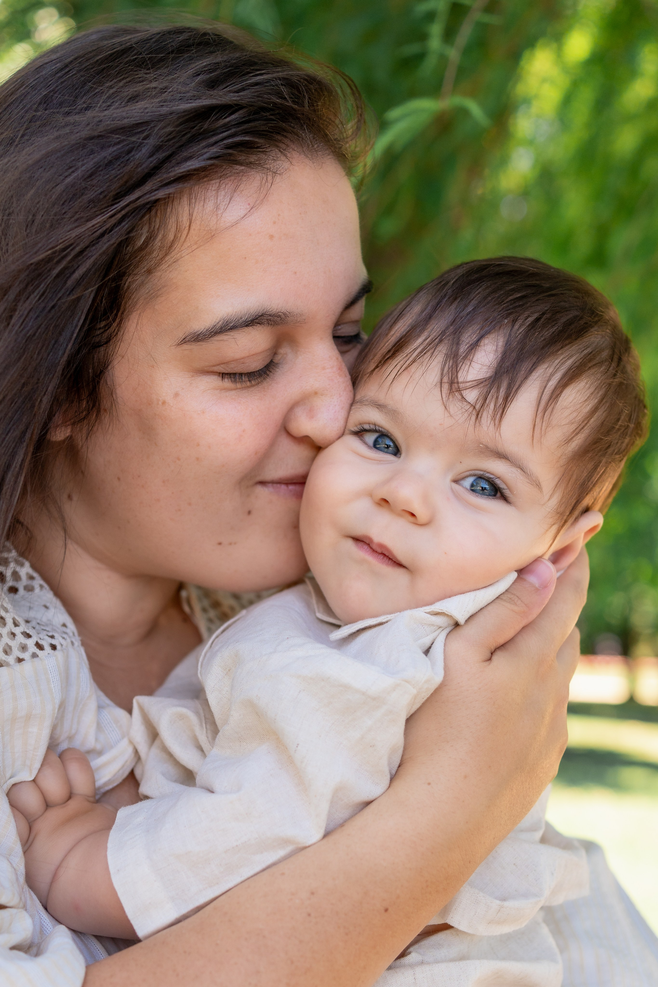 En brazos de mamá. Fotografía profesional en Calafell - Elena Medvedeva