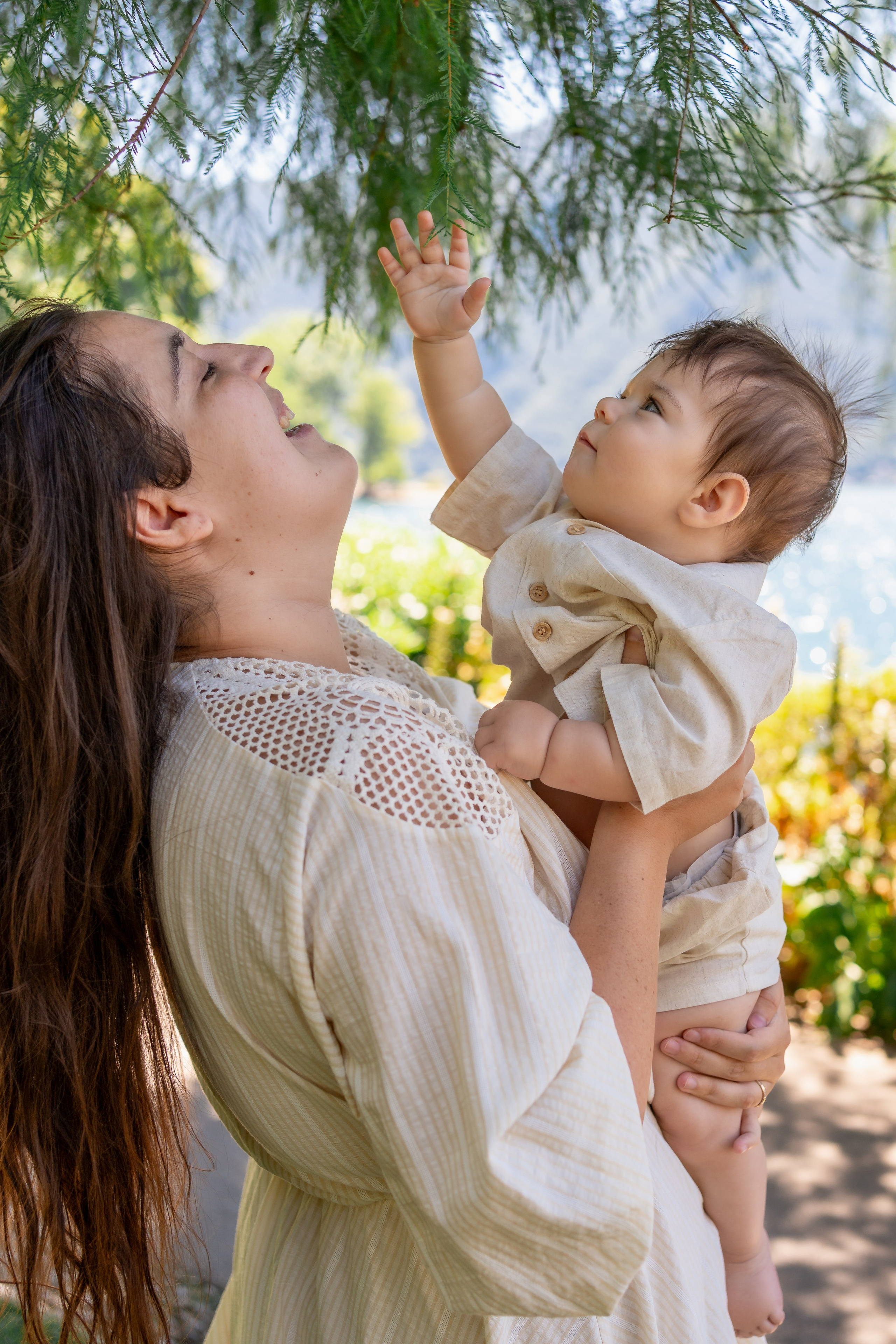 En brazos de mamá. Fotografía profesional en Calafell - Elena Medvedeva