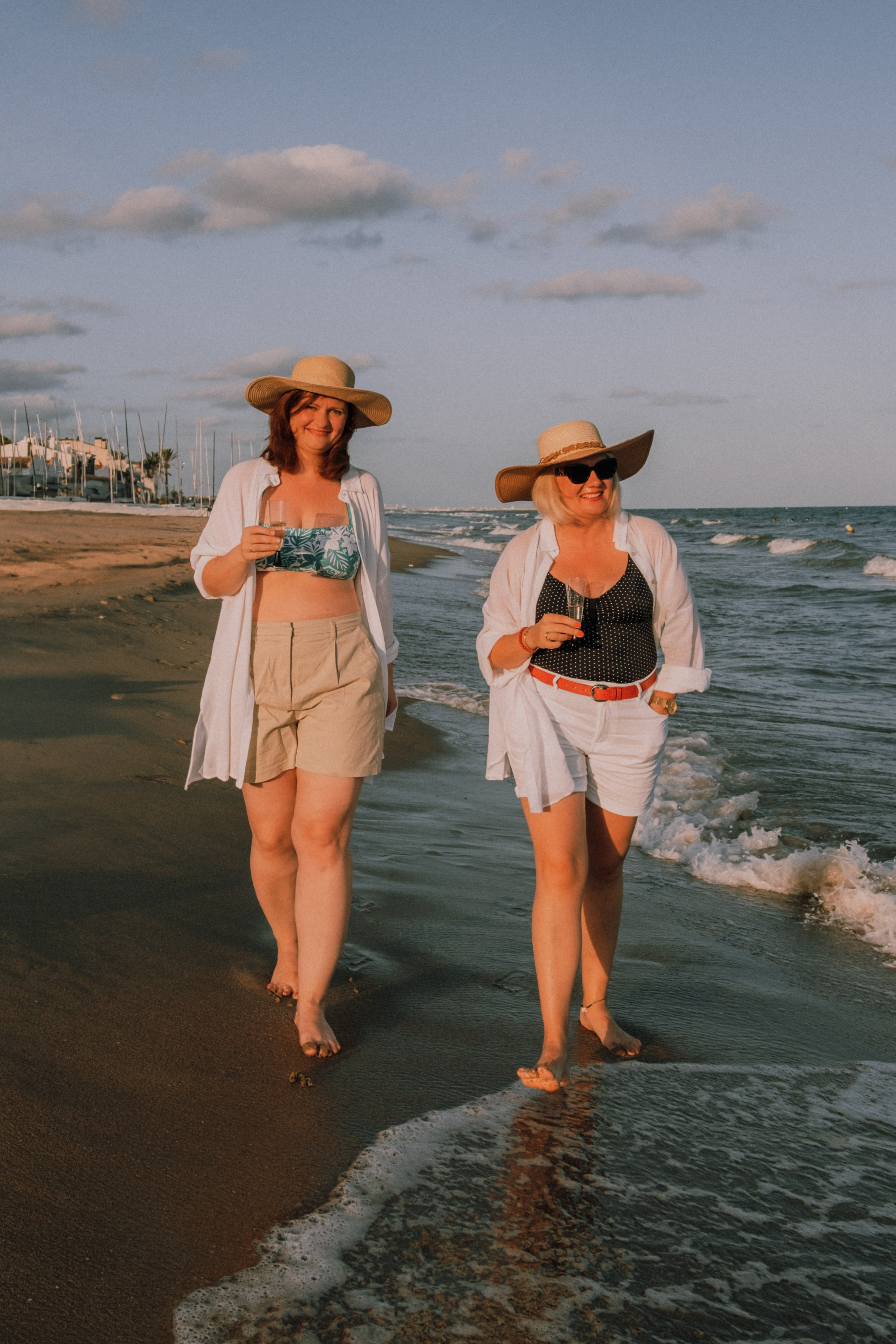 Sesión de amigas en la playa. Fotografía profesional en Calafell - Elena Medvedeva