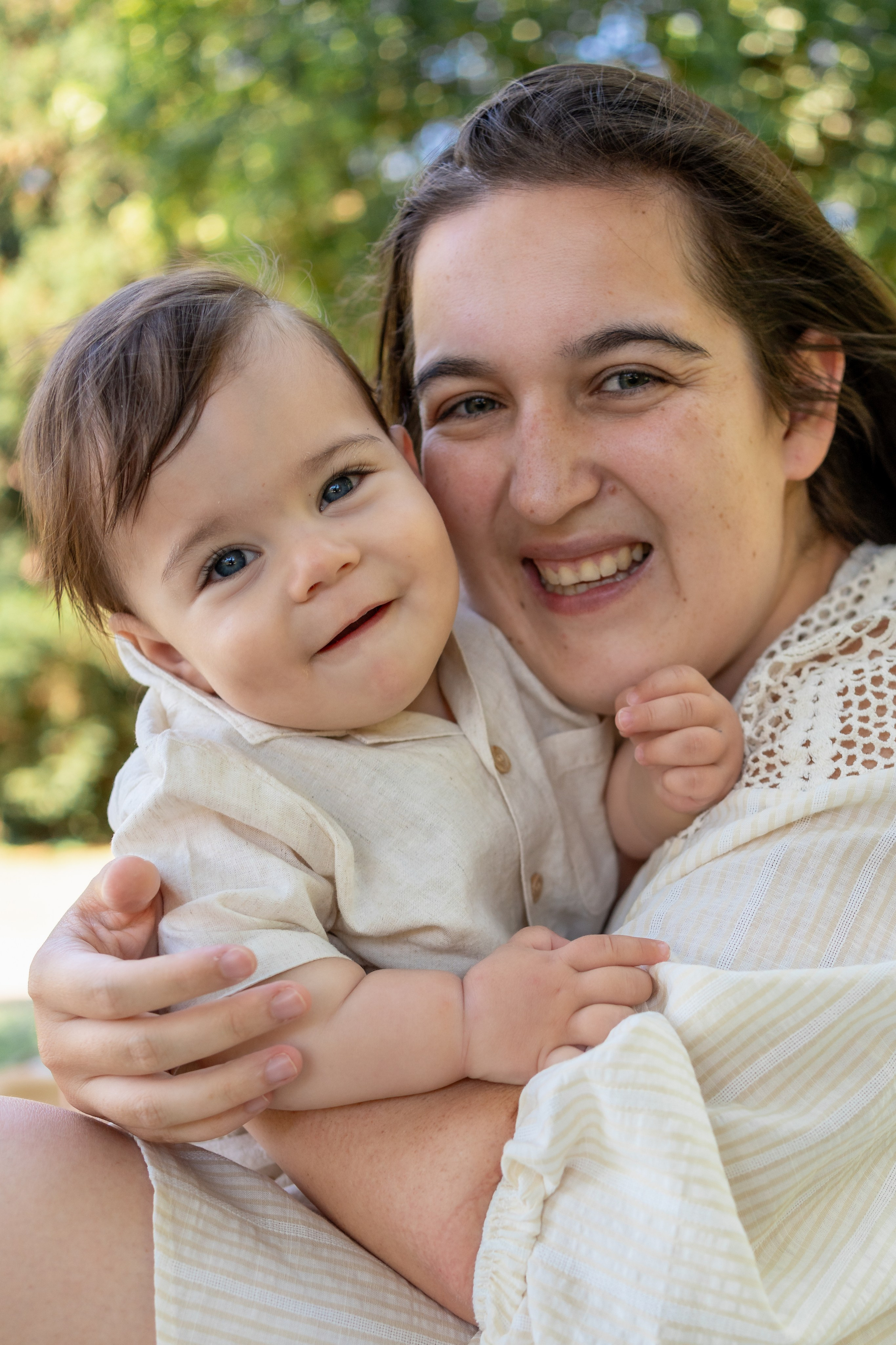 En brazos de mamá. Fotografía profesional en Calafell - Elena Medvedeva