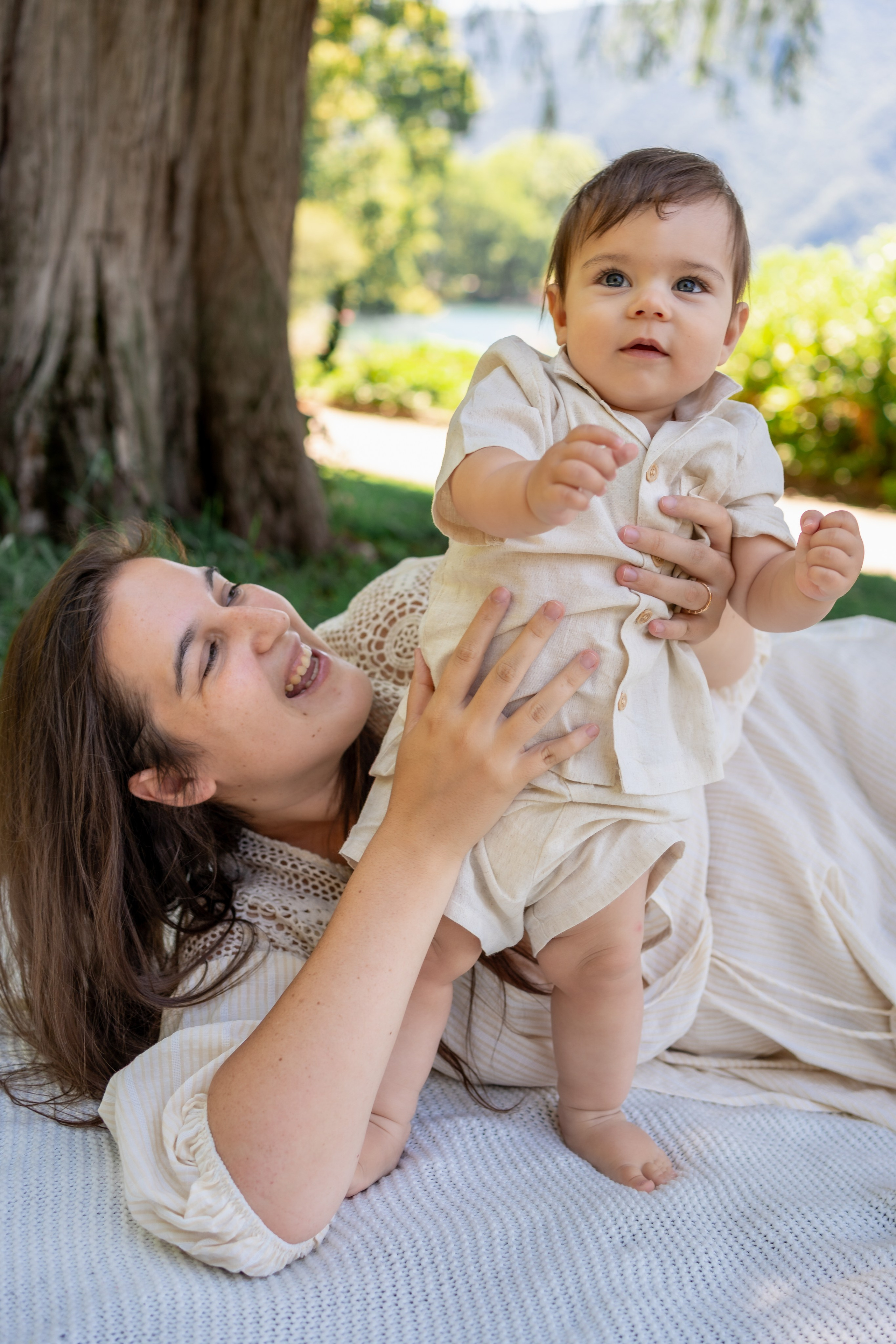 En brazos de mamá. Fotografía profesional en Calafell - Elena Medvedeva