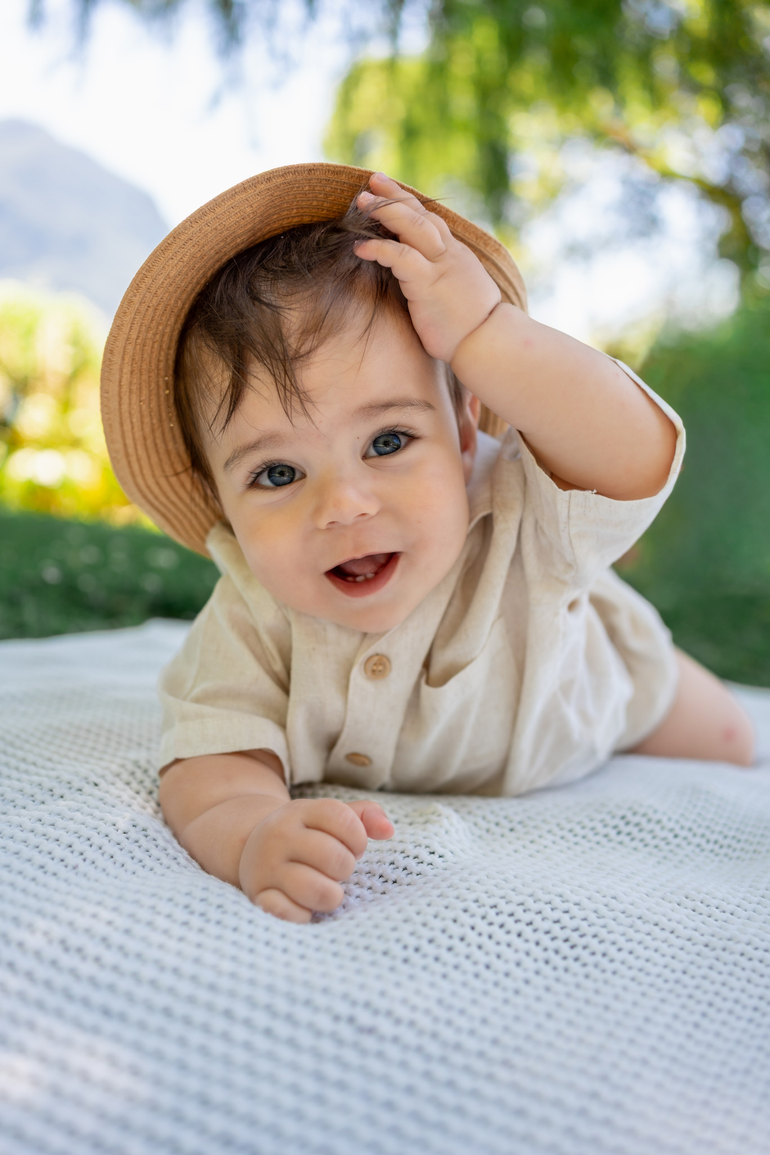 En brazos de mamá. Fotografía profesional en Calafell - Elena Medvedeva