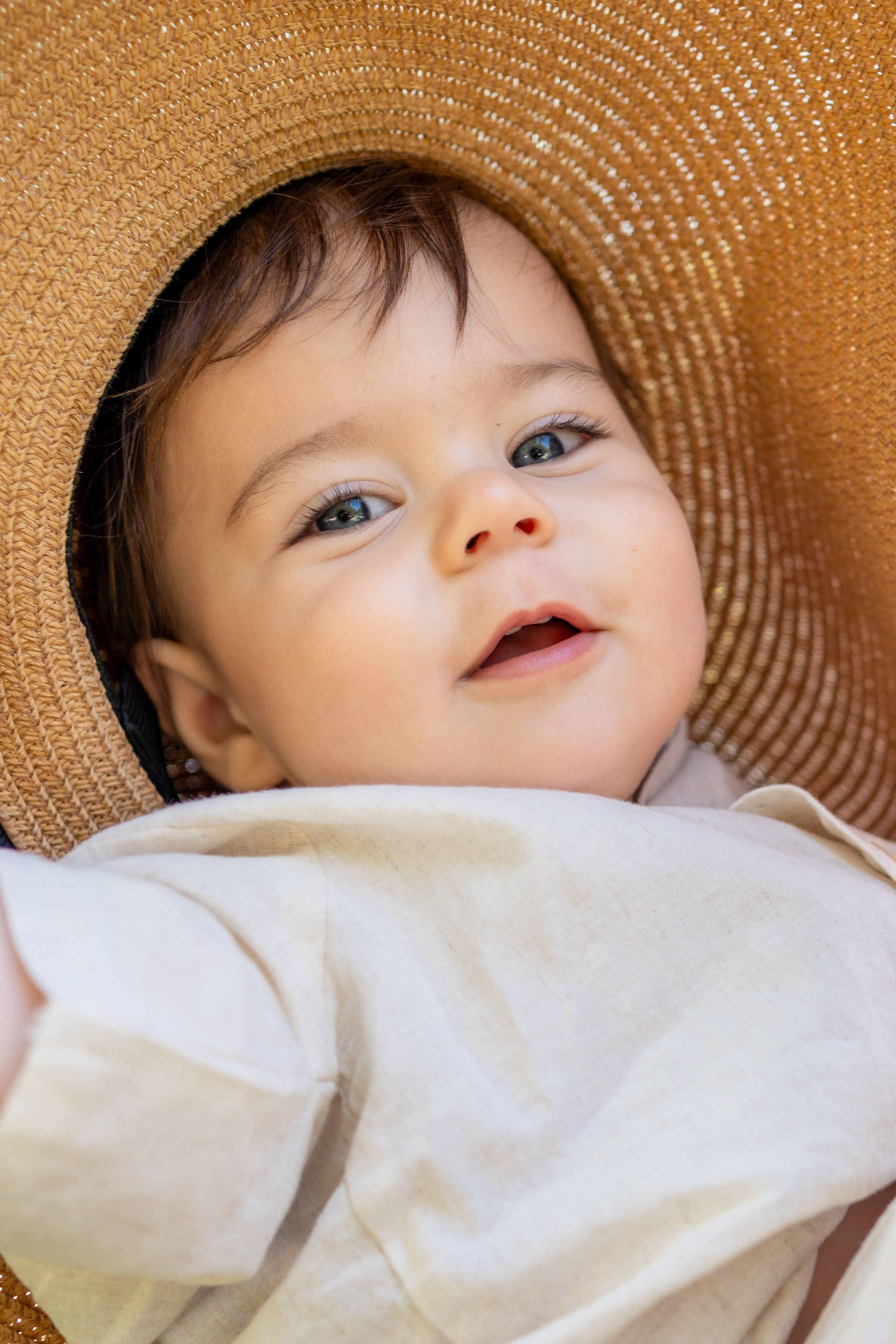 En brazos de mamá. Fotografía profesional en Calafell - Elena Medvedeva