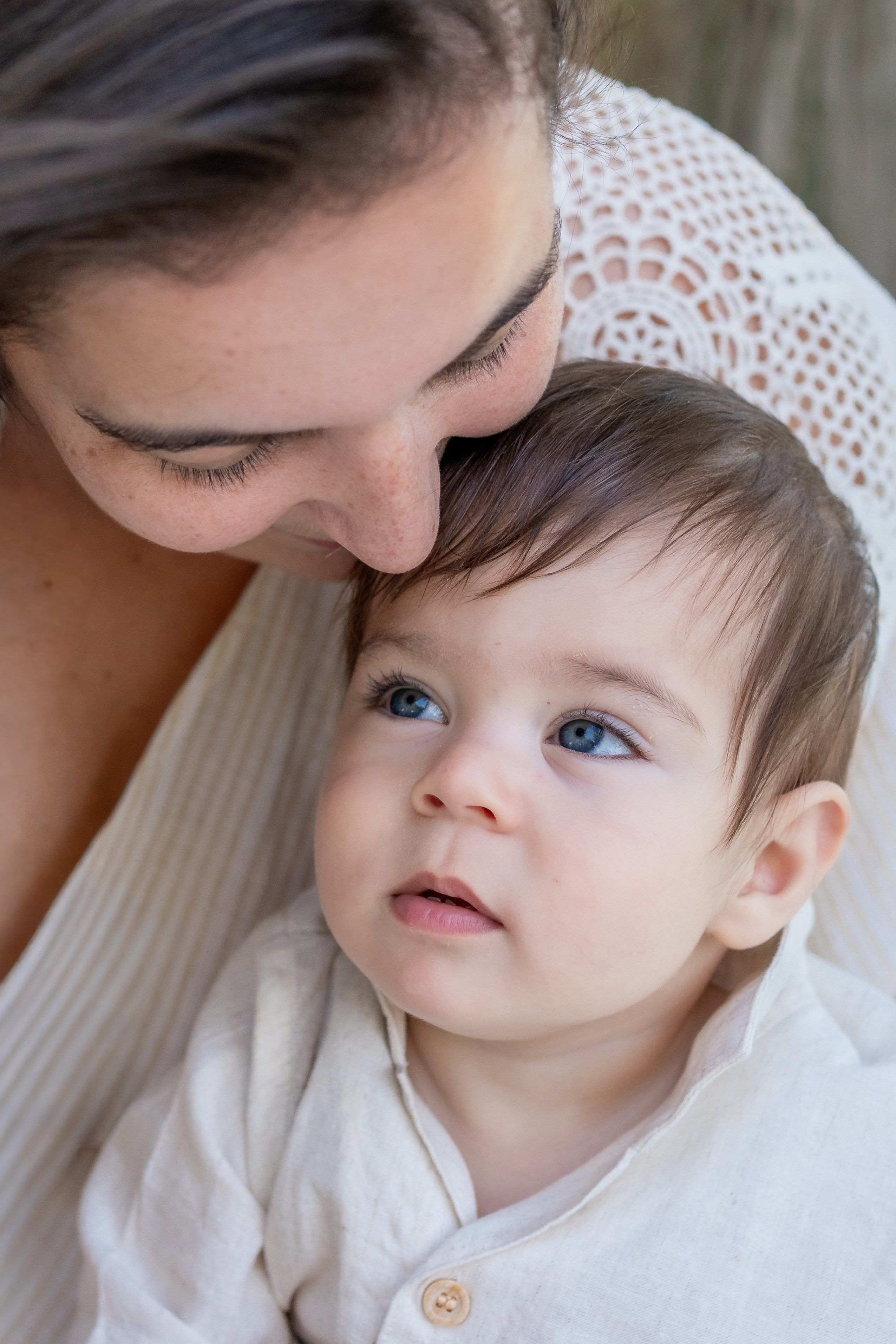 En brazos de mamá. Fotografía profesional en Calafell - Elena Medvedeva
