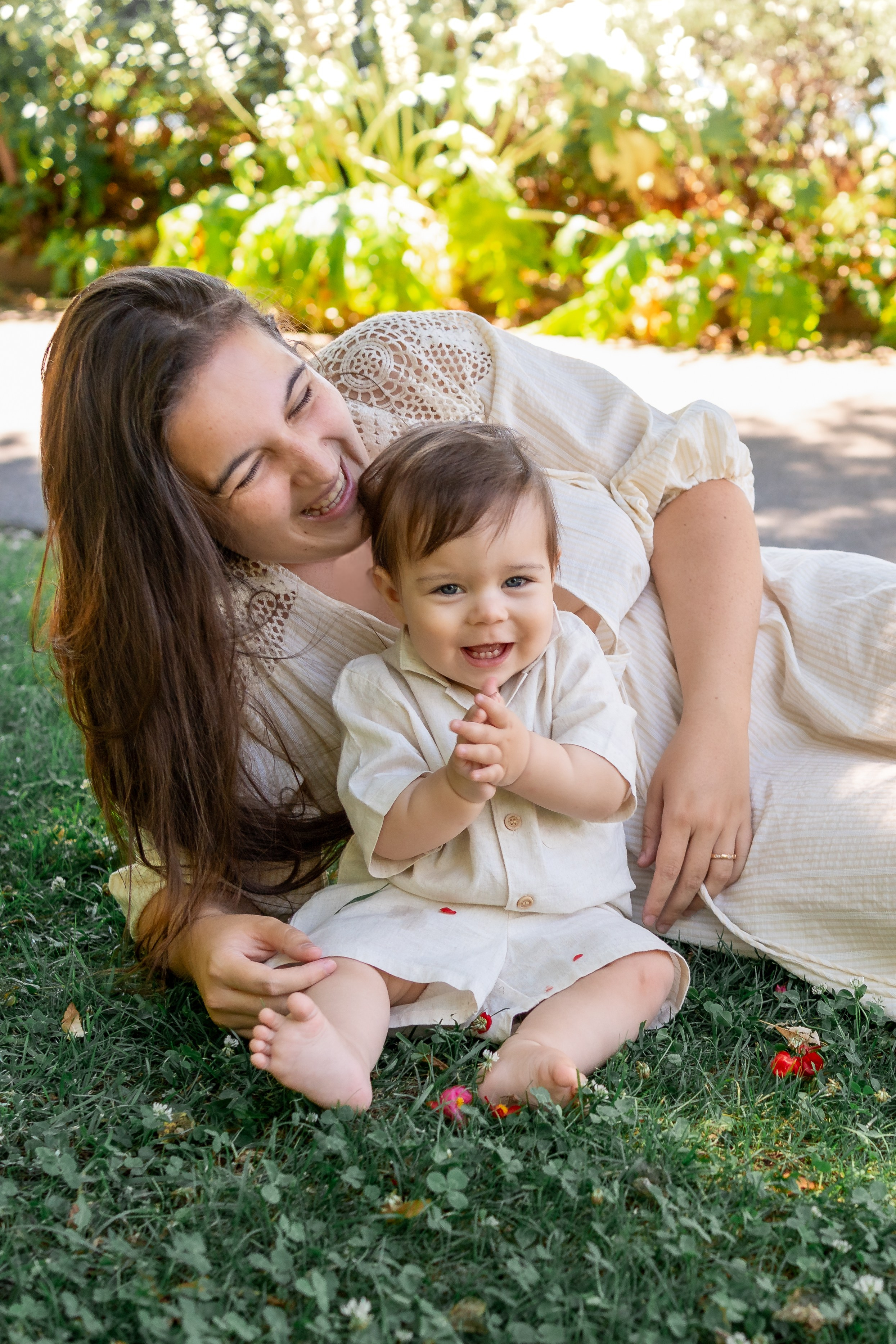 En brazos de mamá. Fotografía profesional en Calafell - Elena Medvedeva