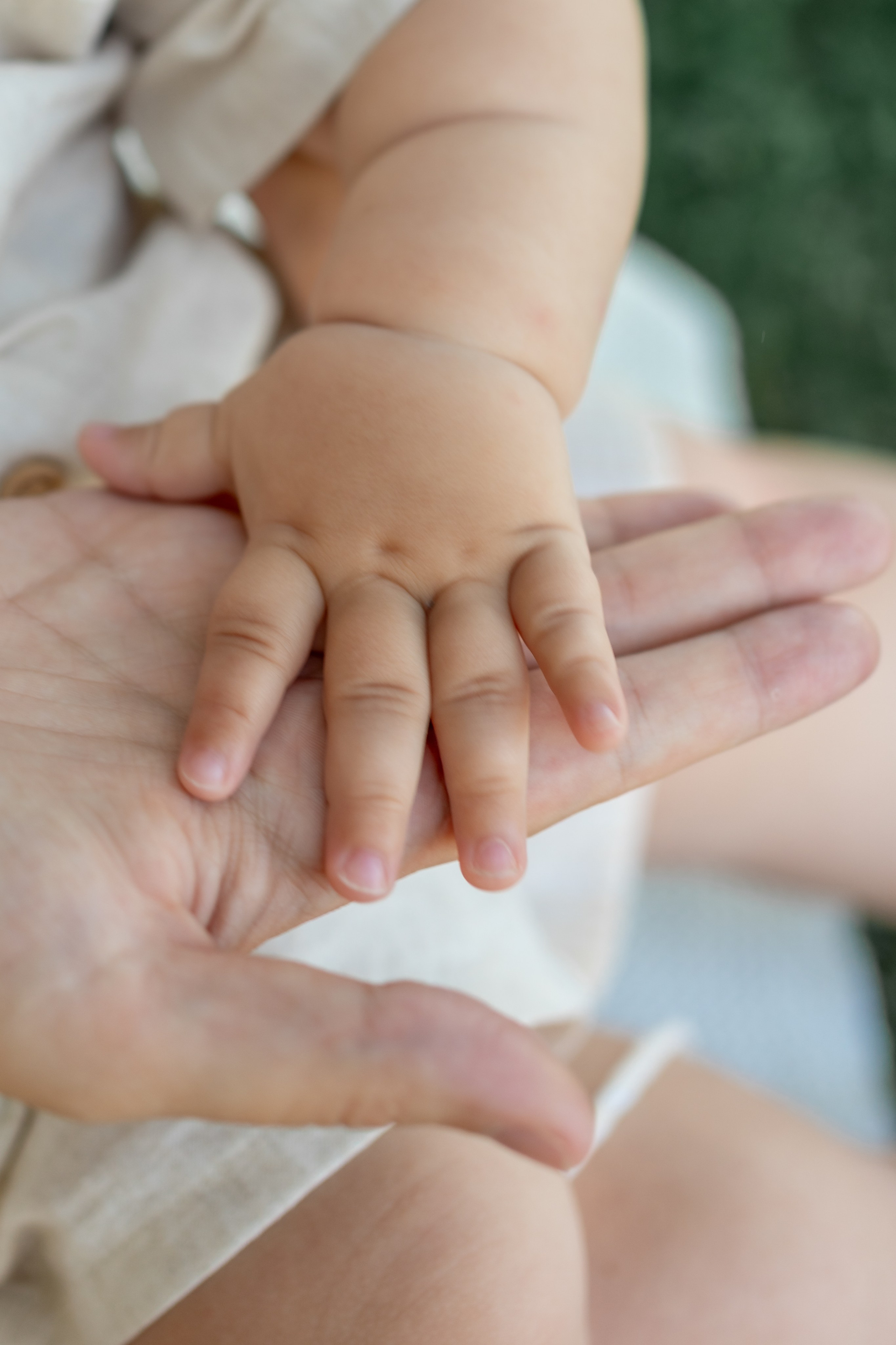 En brazos de mamá. Fotografía profesional en Calafell - Elena Medvedeva