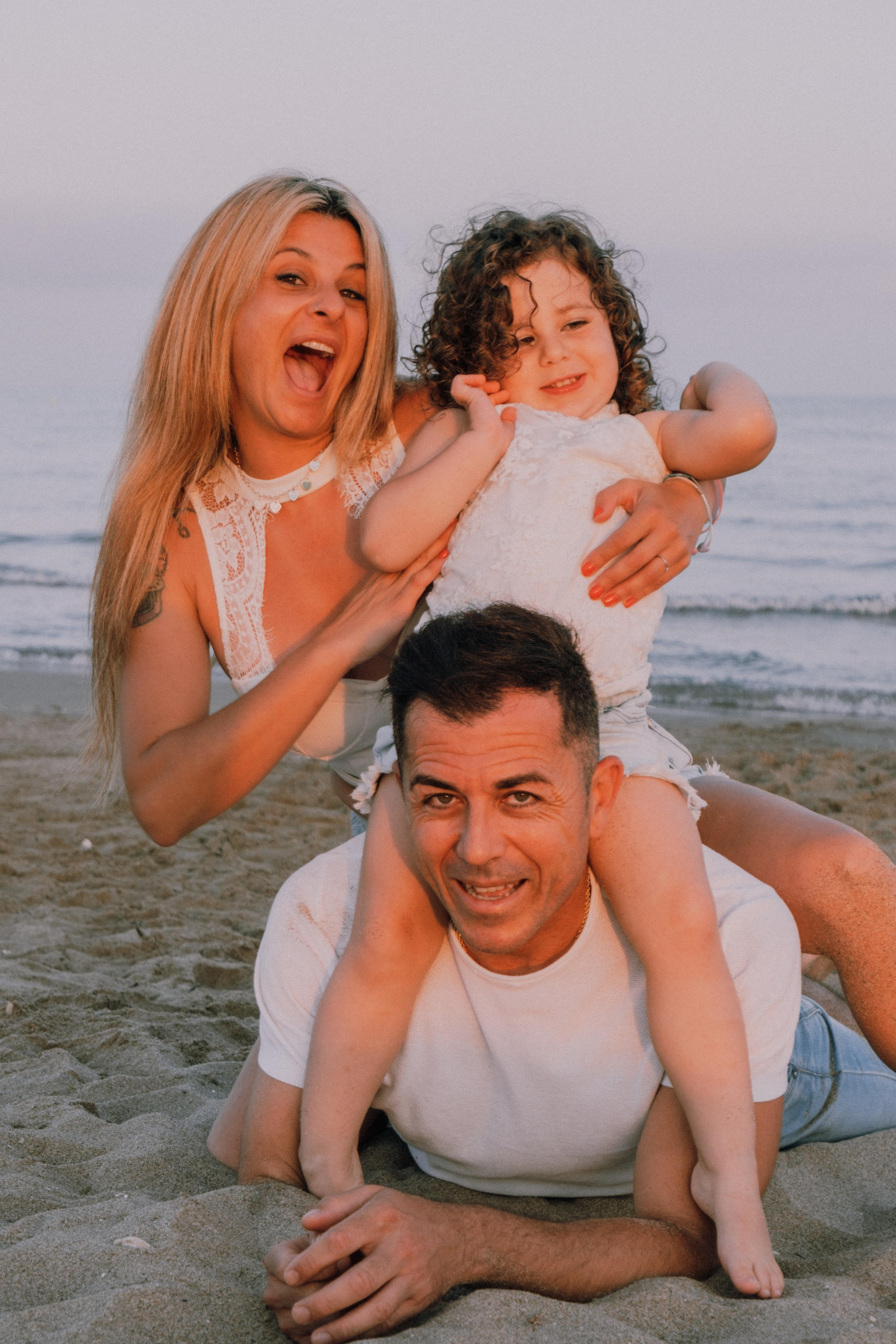 Sesión familiar en la playa. Fotografía profesional en Calafell - Elena Medvedeva