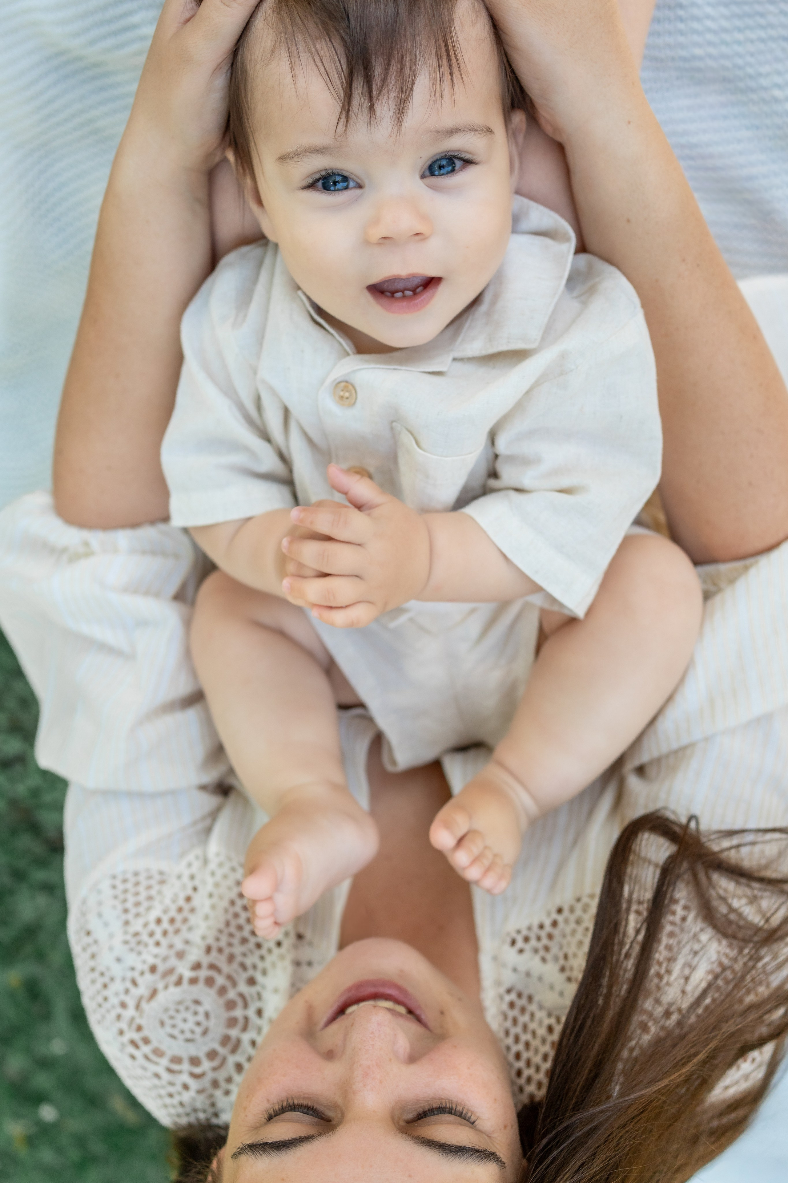 En brazos de mamá. Fotografía profesional en Calafell - Elena Medvedeva