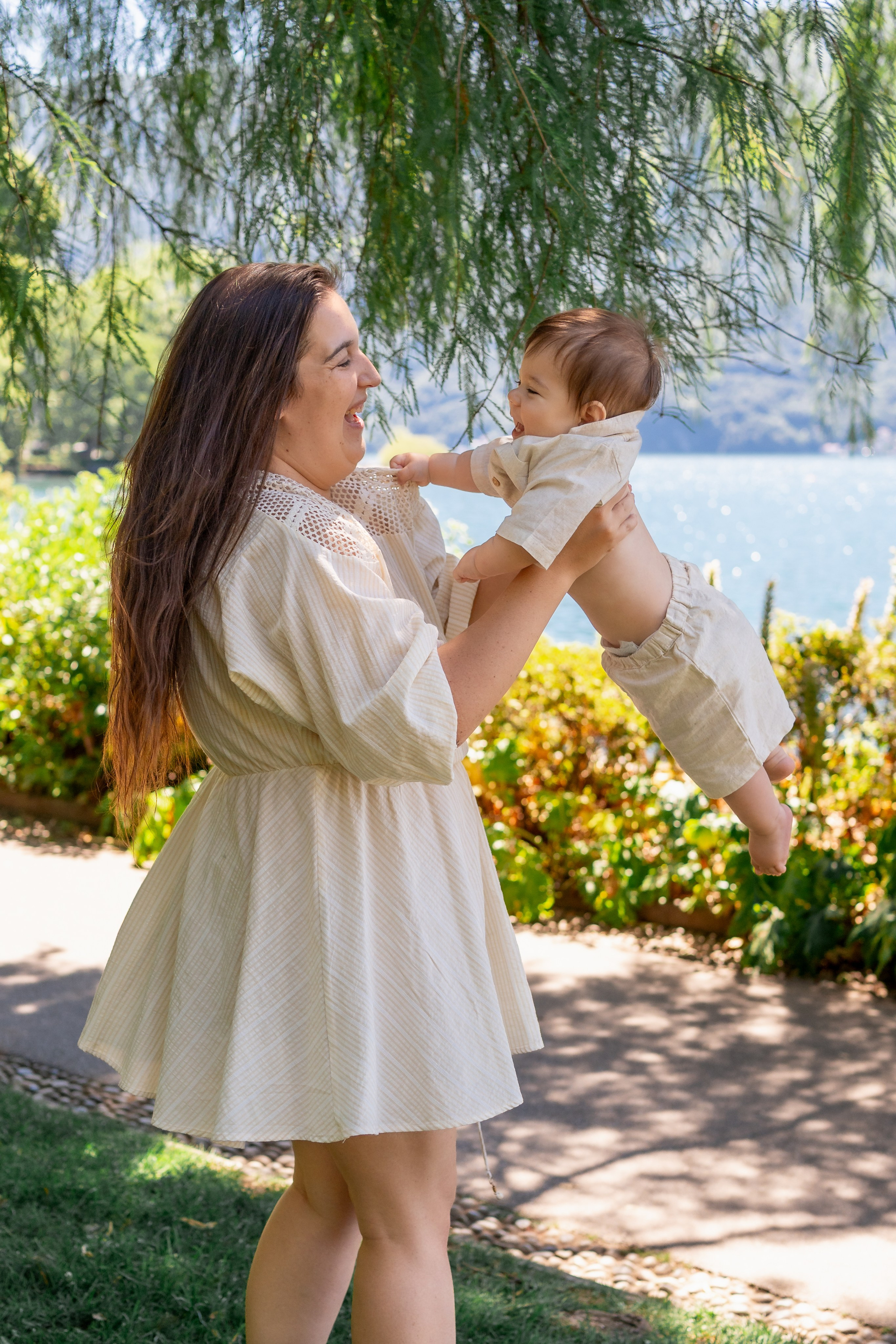 En brazos de mamá. Fotografía profesional en Calafell - Elena Medvedeva