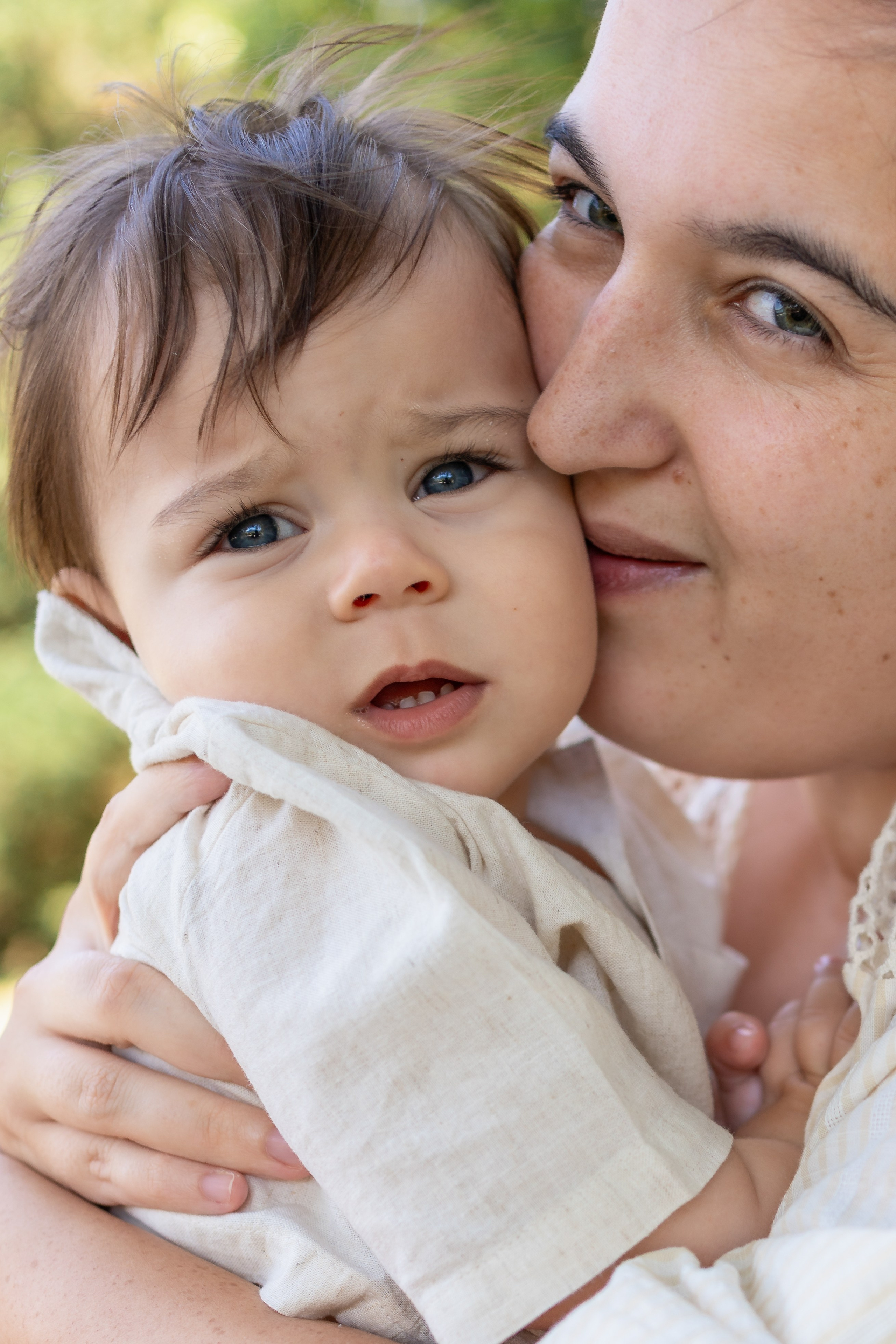 En brazos de mamá. Fotografía profesional en Calafell - Elena Medvedeva