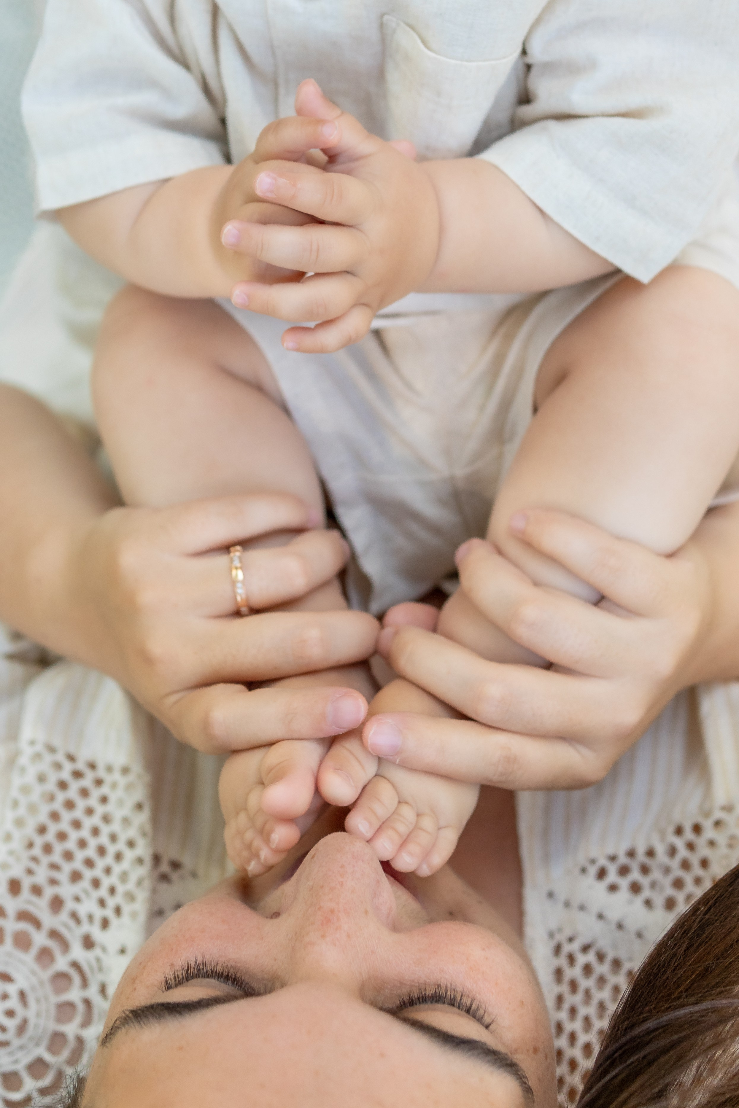 En brazos de mamá. Fotografía profesional en Calafell - Elena Medvedeva
