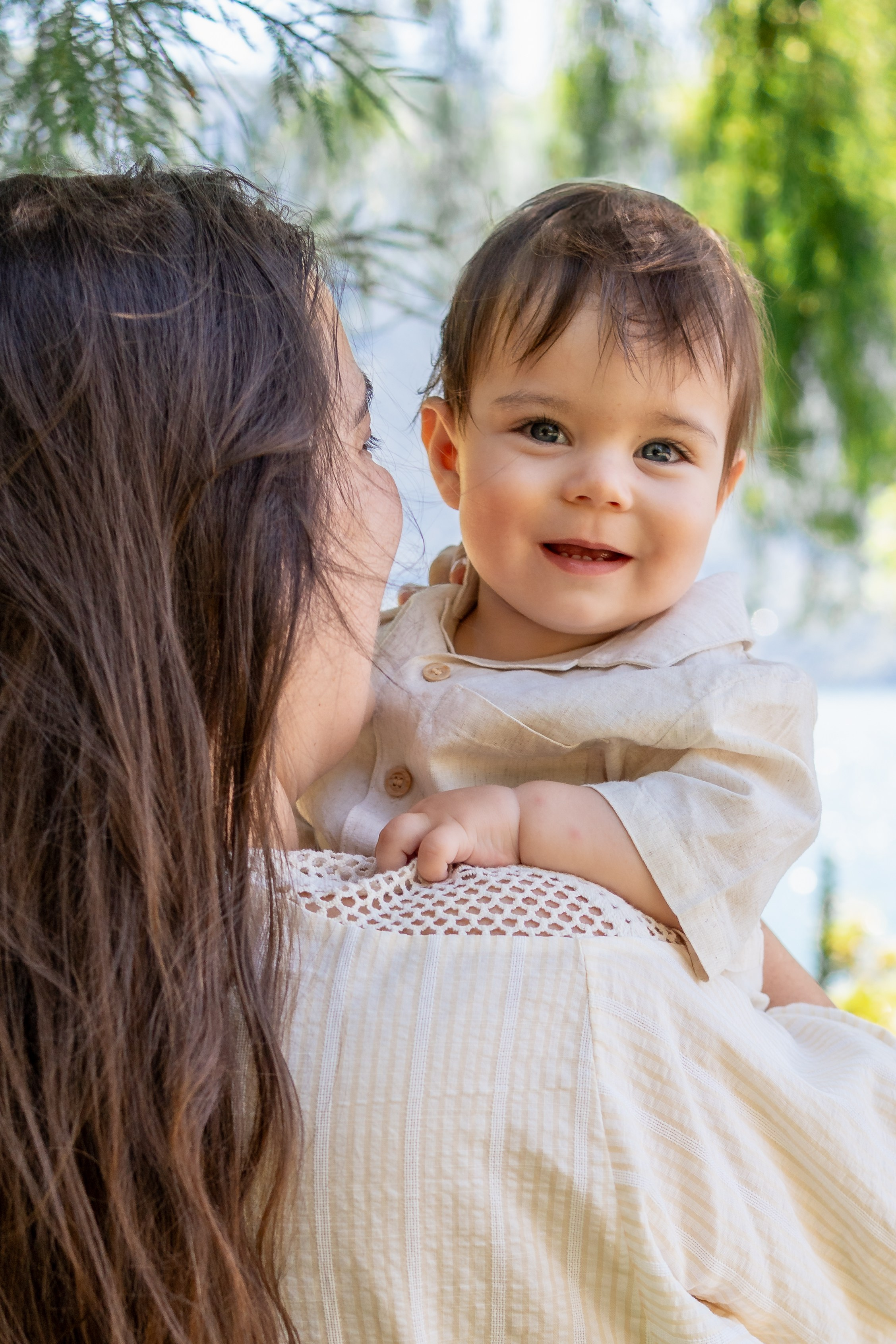 En brazos de mamá. Fotografía profesional en Calafell - Elena Medvedeva