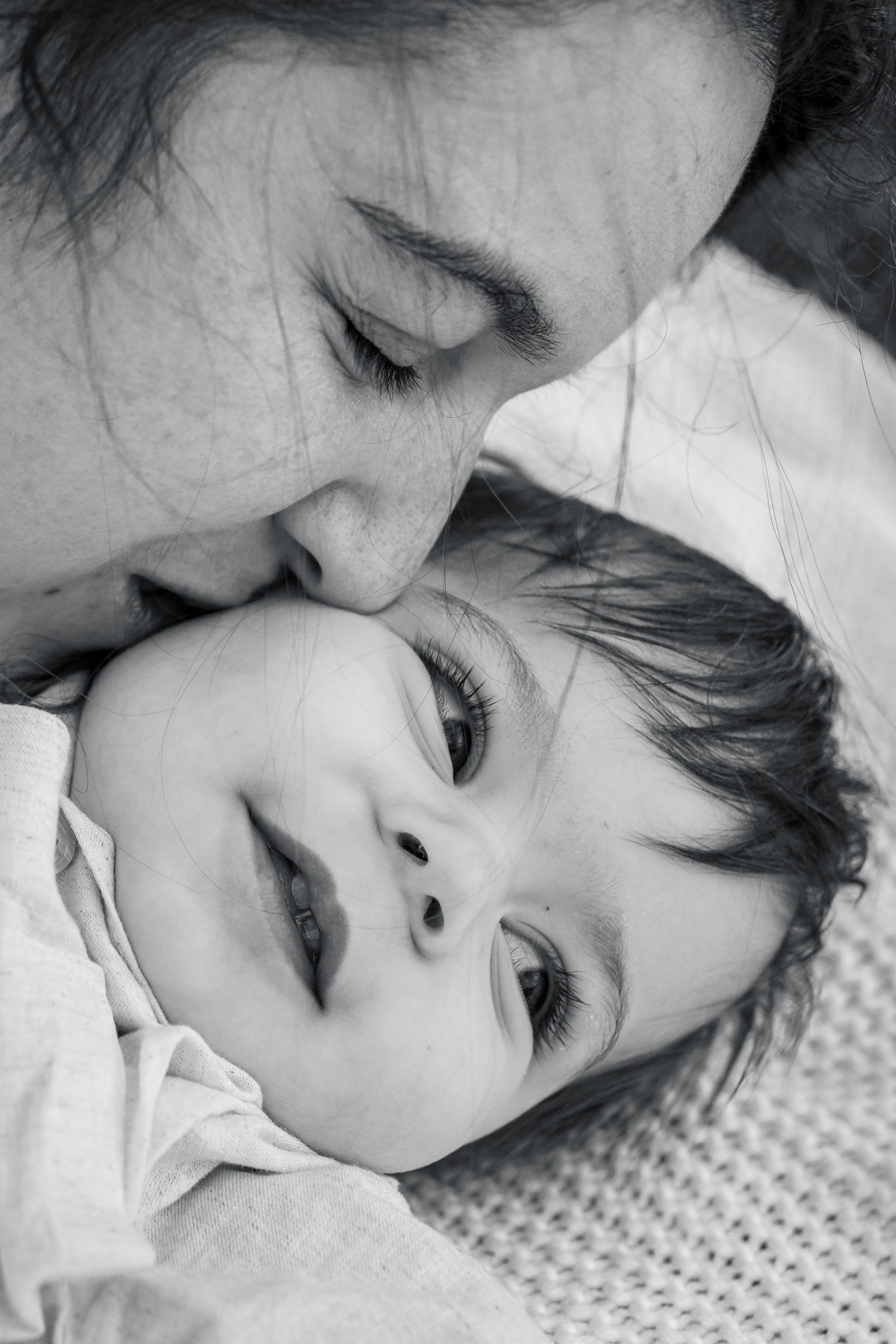 En brazos de mamá. Fotografía profesional en Calafell - Elena Medvedeva