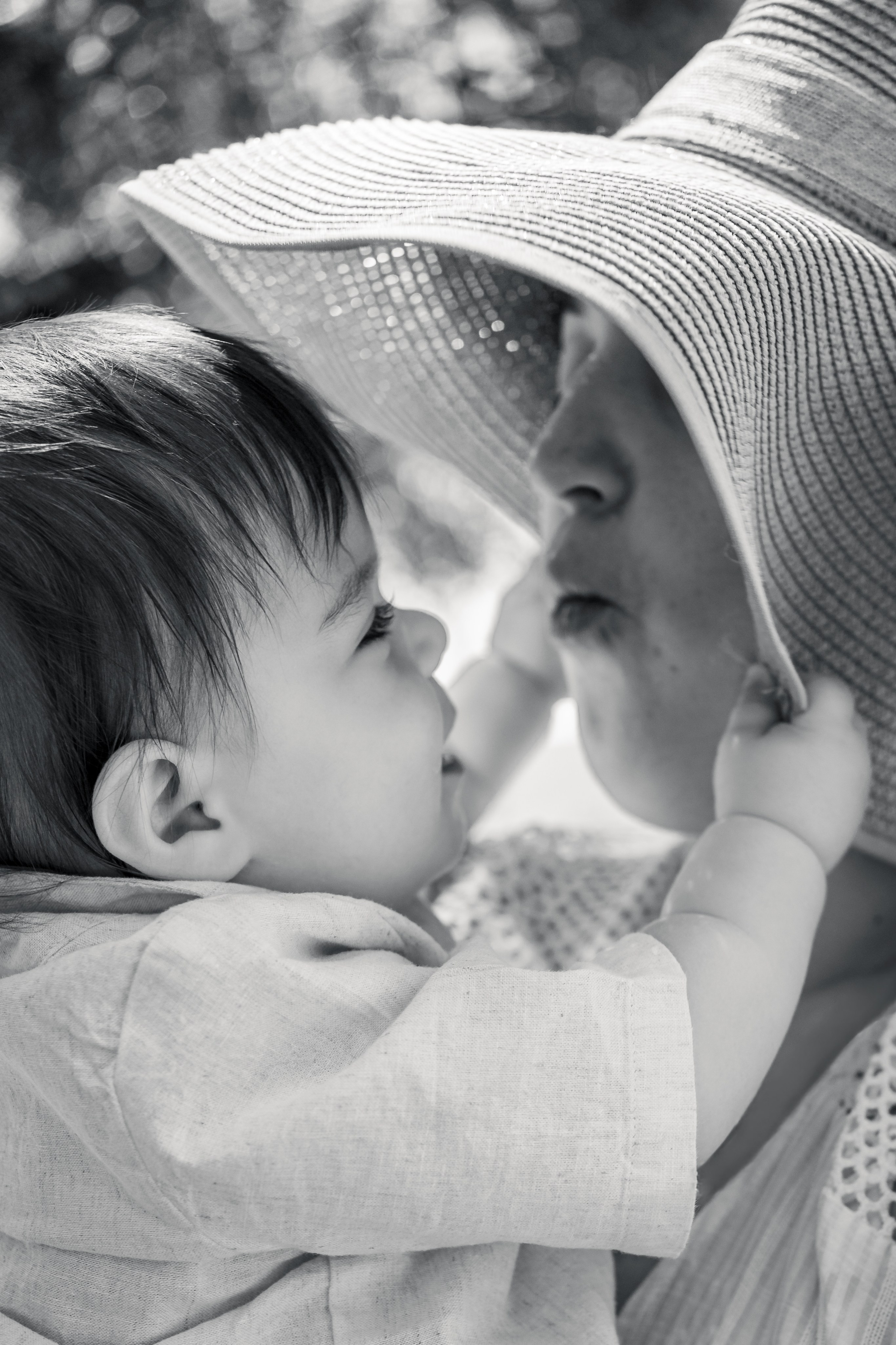 En brazos de mamá. Fotografía profesional en Calafell - Elena Medvedeva