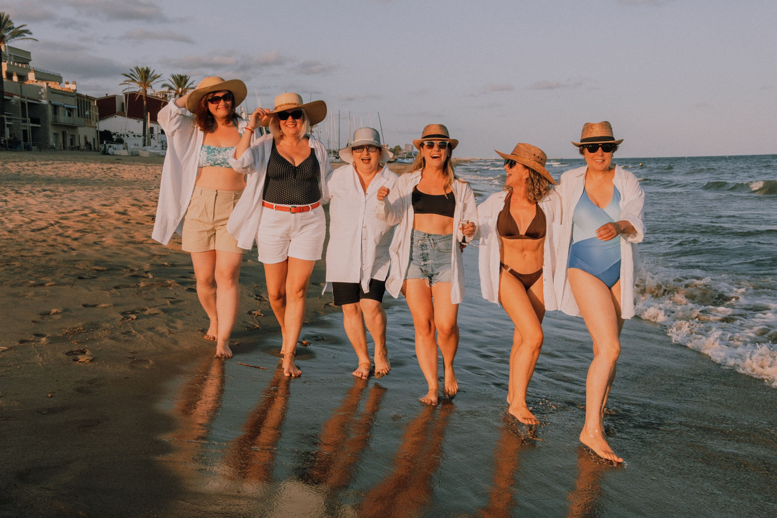 Sesión de amigas en la playa. Fotografía profesional en Calafell - Elena Medvedeva