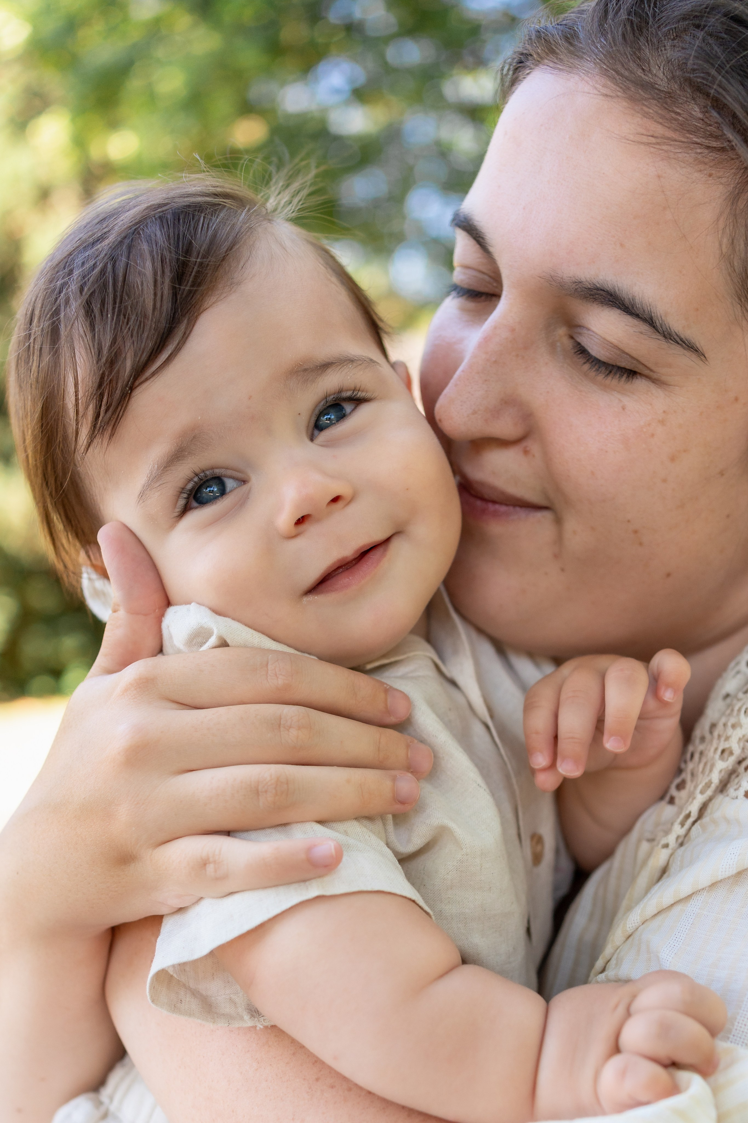 En brazos de mamá. Fotografía profesional en Calafell - Elena Medvedeva