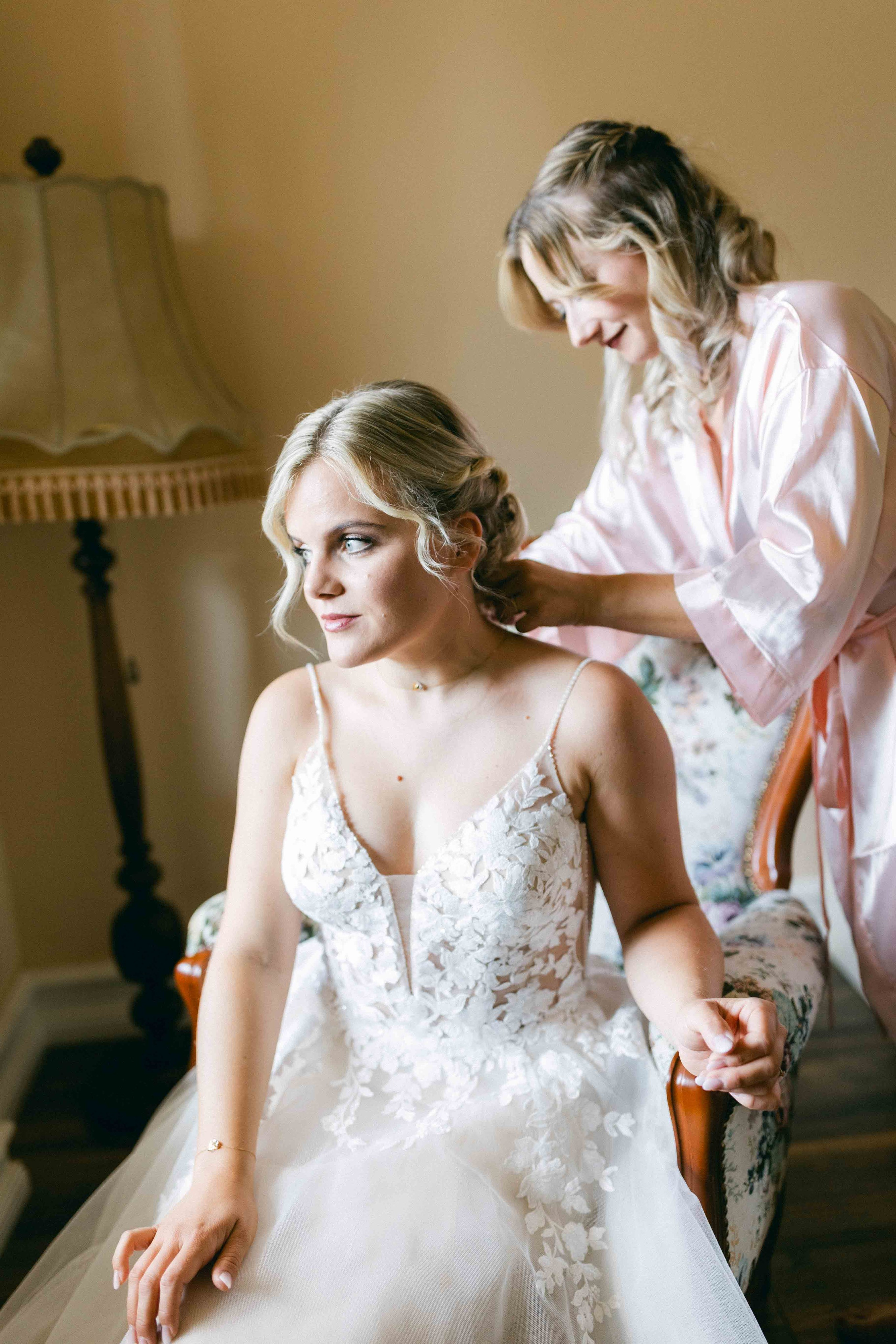 Getting Ready der Braut im Rittergut Voldagsen bei ihrer Hochzeit