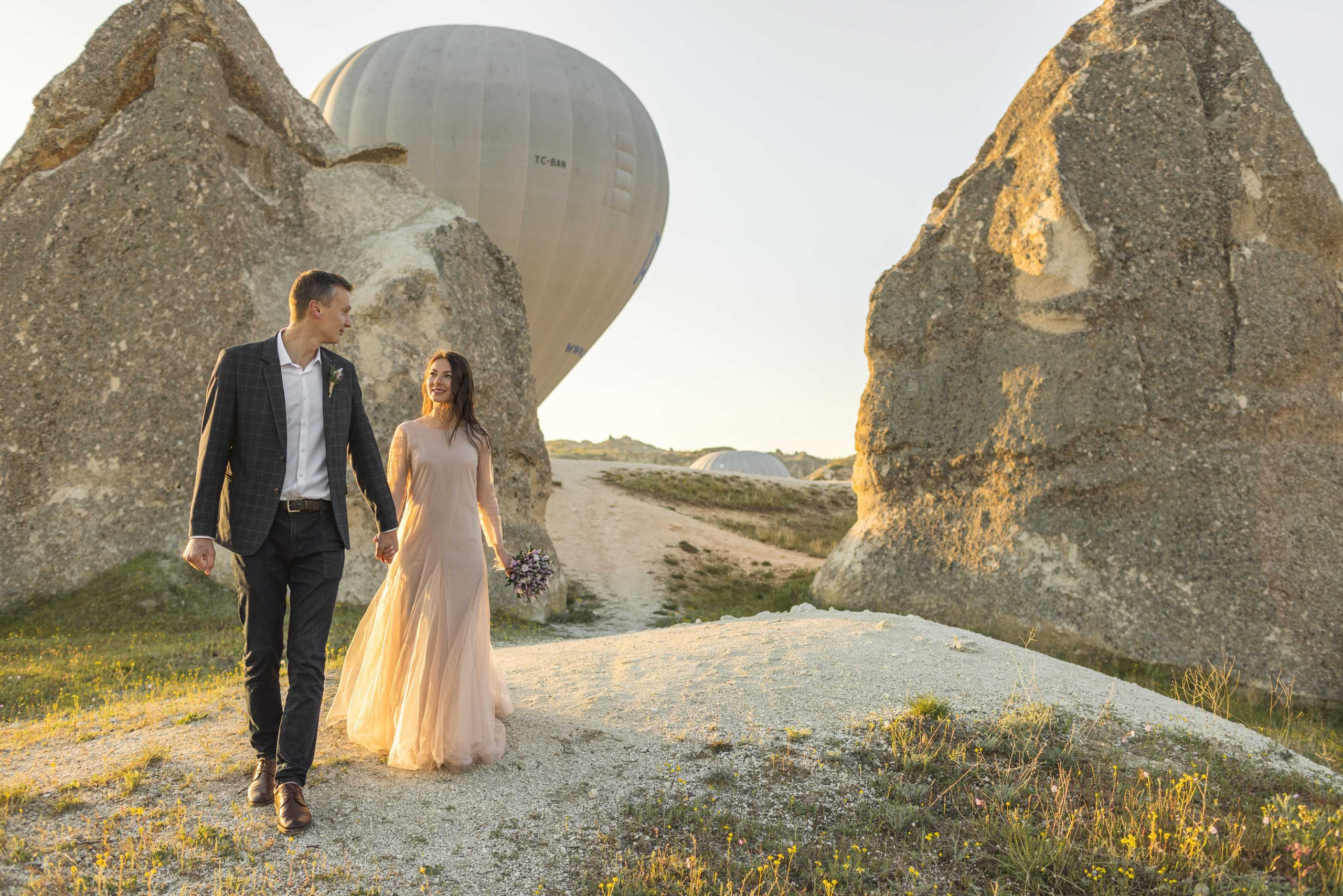 Magical Wedding Photoshoot in Cappadocia: Balloons, Caves, and Valleys. Julia Ganch I Fashion Wedding Photography I Cappadocia Turkey