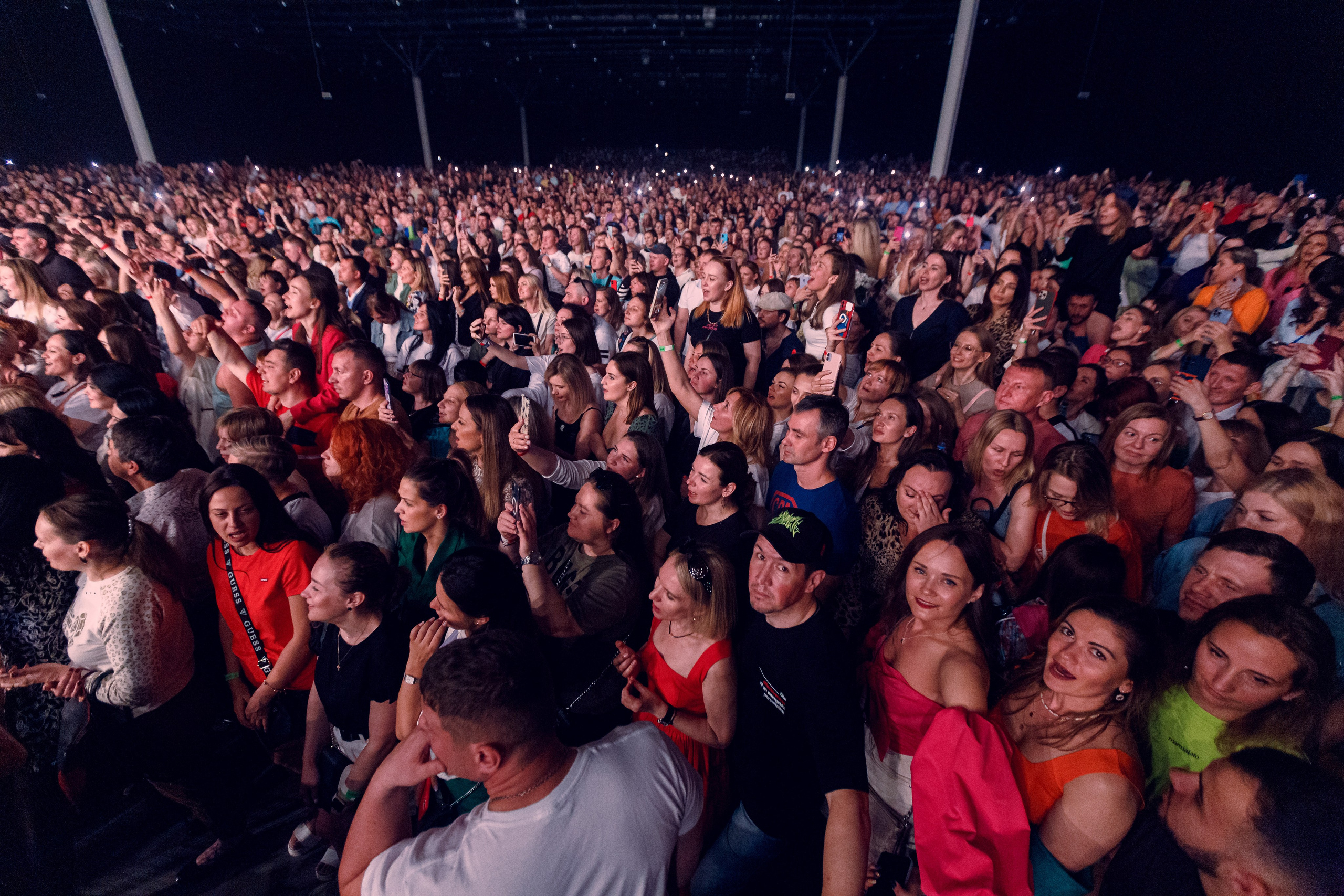 Los espectadores escuchan canciones de un artista famoso durante un concierto en Valencia