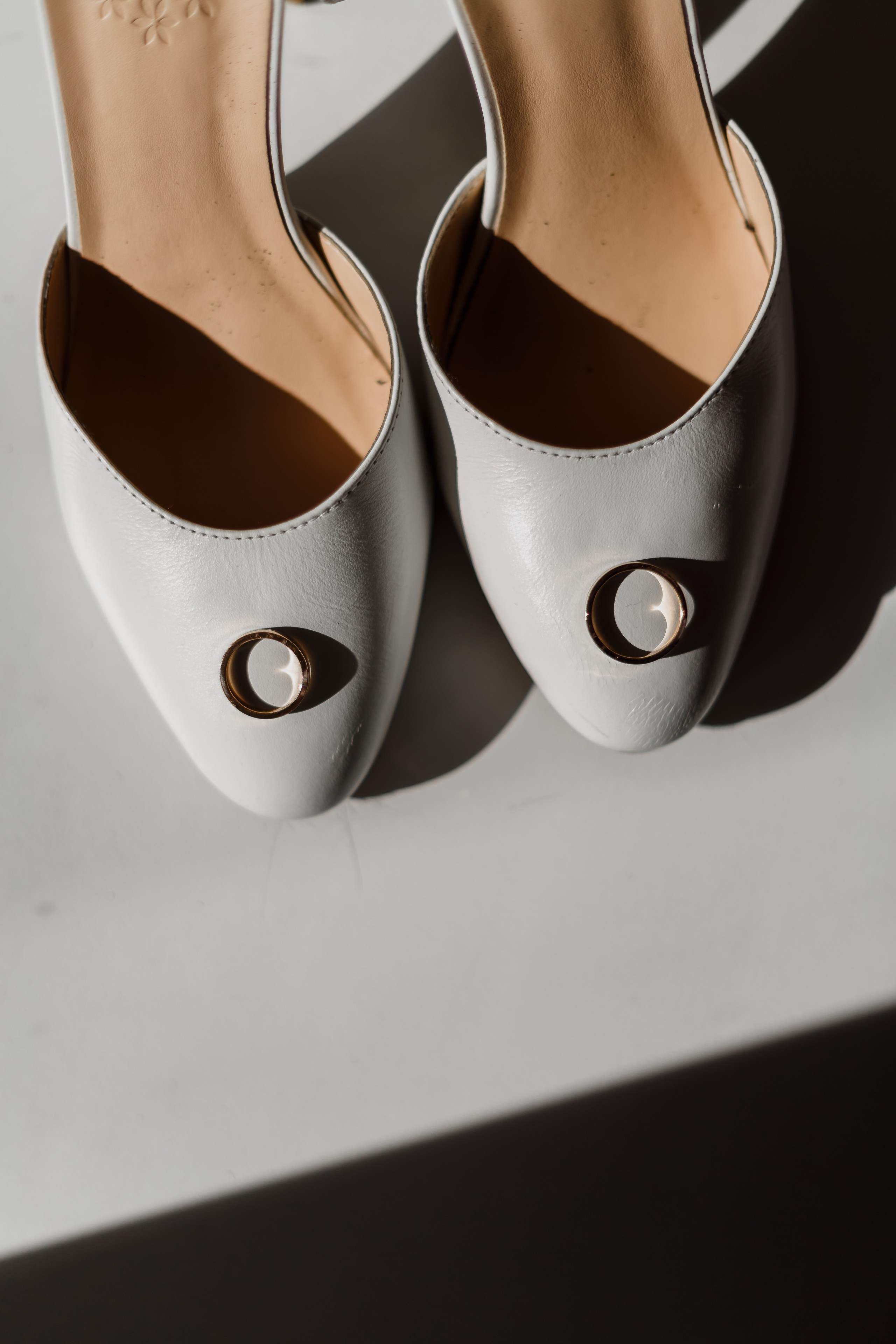 foto de los zapatos de la novia temprano en la mañana