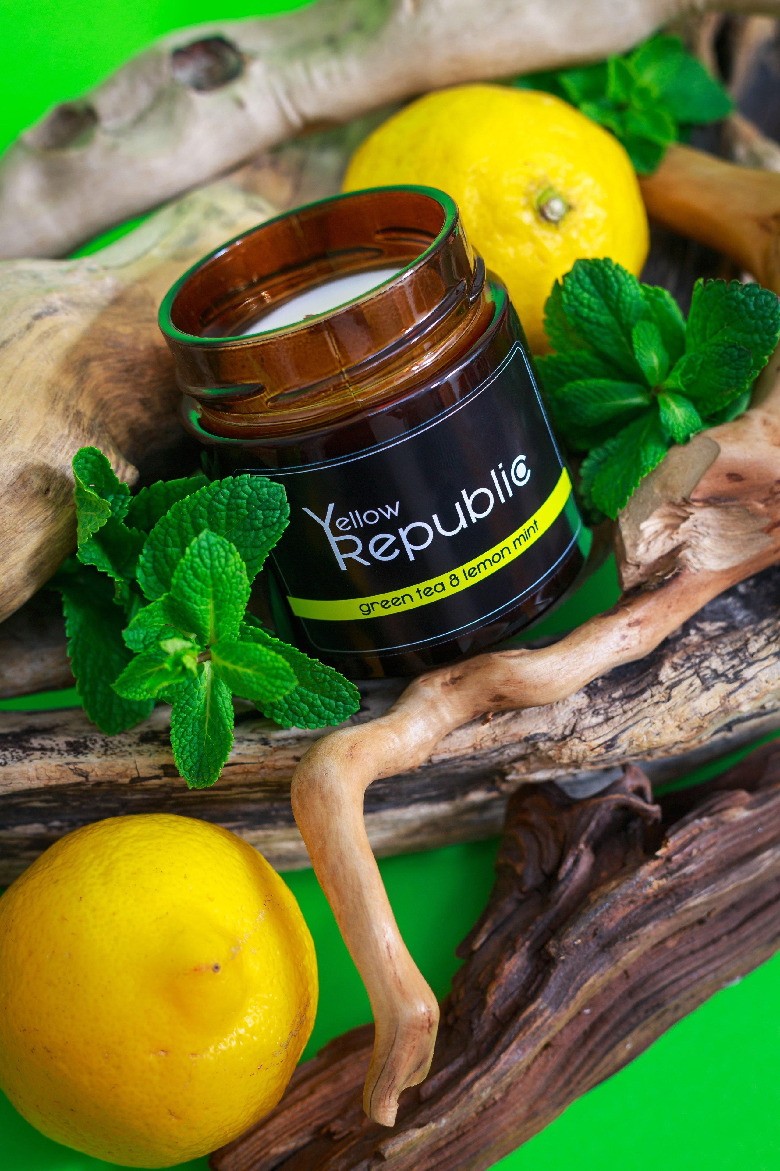 Velas artesanales con aroma a menta, limón y té verde