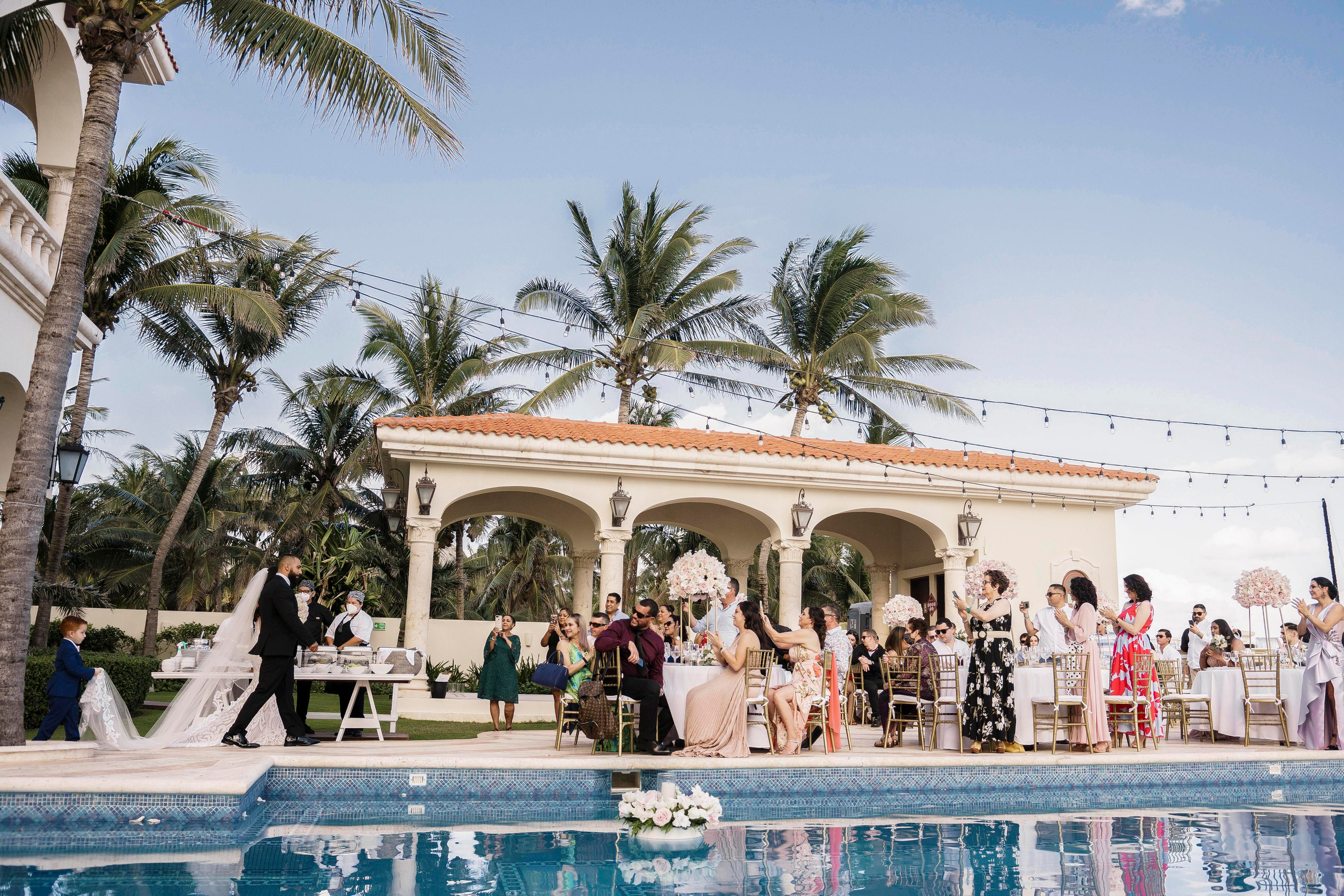 Bride and groom with family and bridal party – Cancun wedding photographer