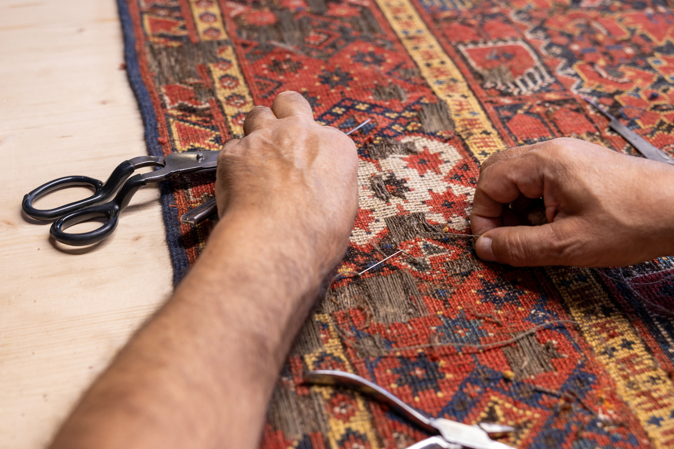Teppichrestaurator, Salzburg, 2024. Guzel Kolobova| Fotografin| Salzburg