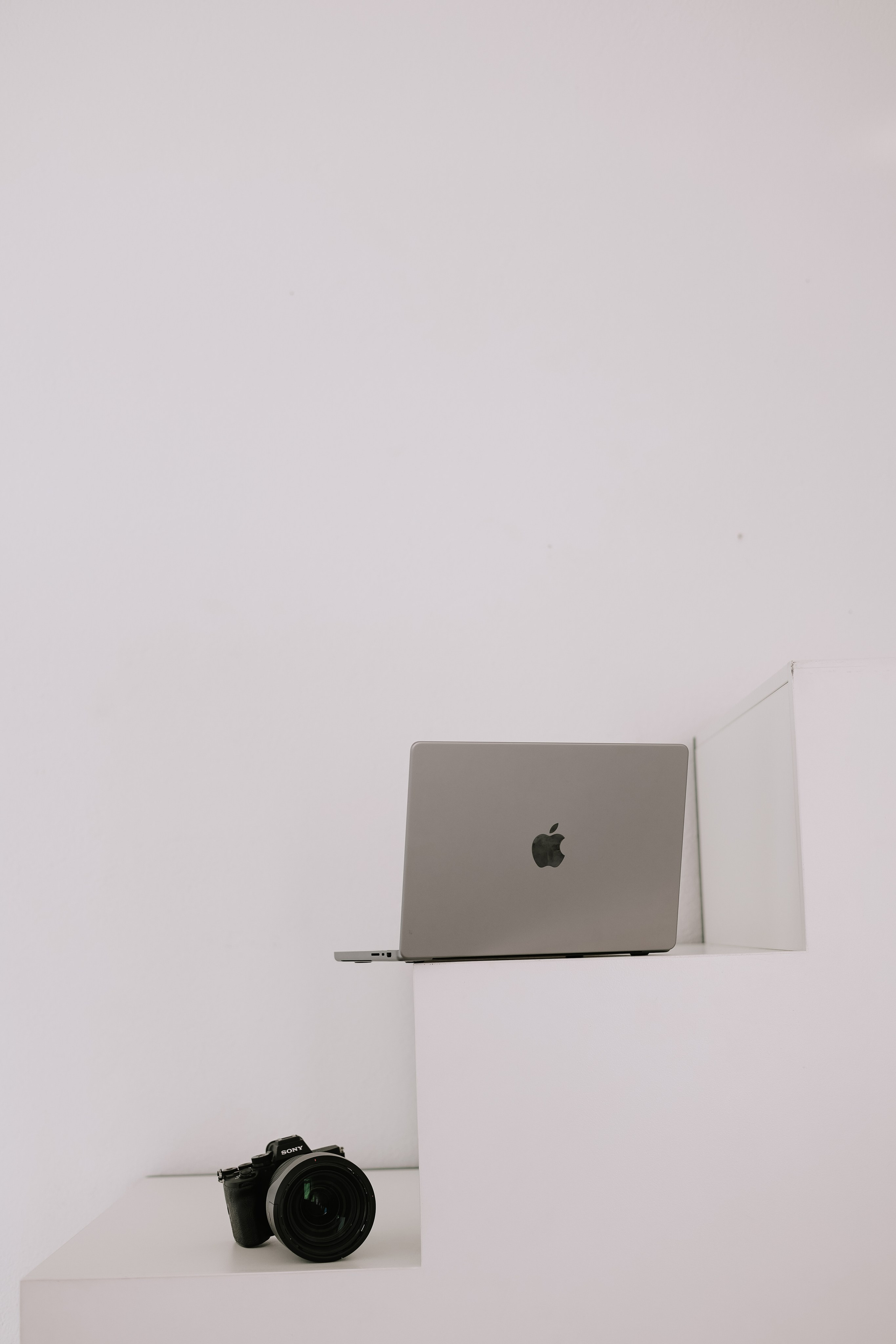 Ein Laptop und eine Kamera
