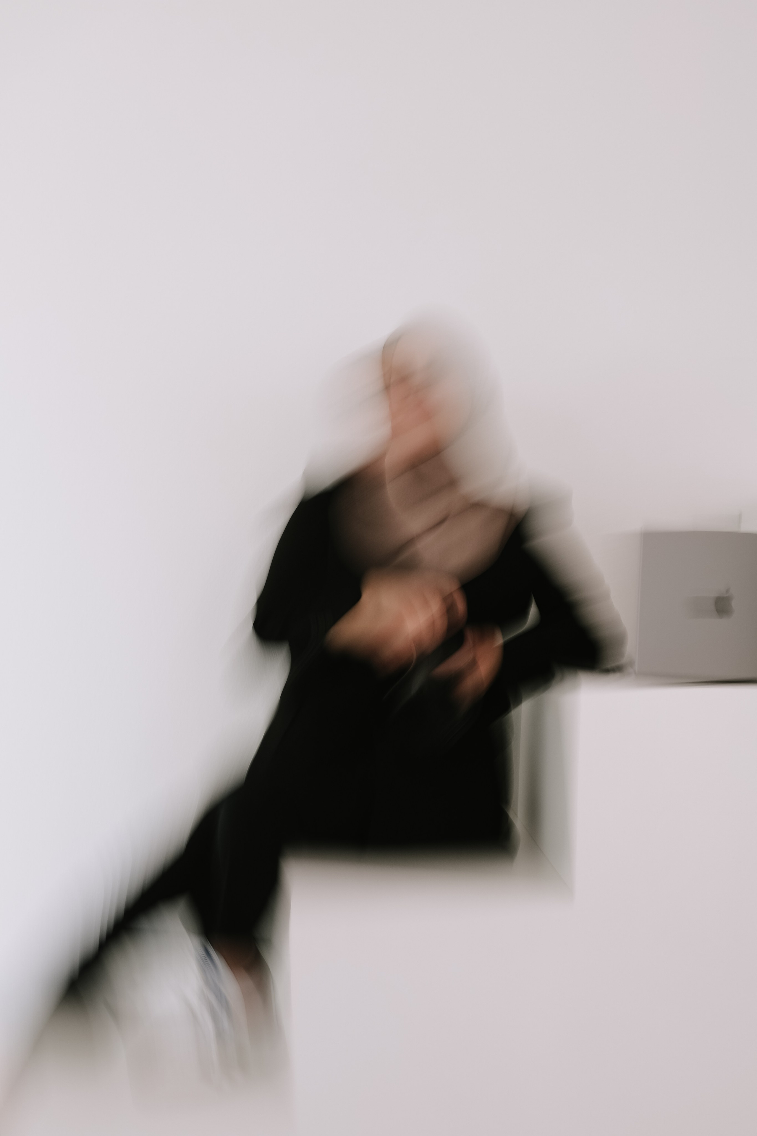 Betül Kayci, Hochzeitsfotografin aus Braunschweig, lächelt in die Kamera verwackelt.