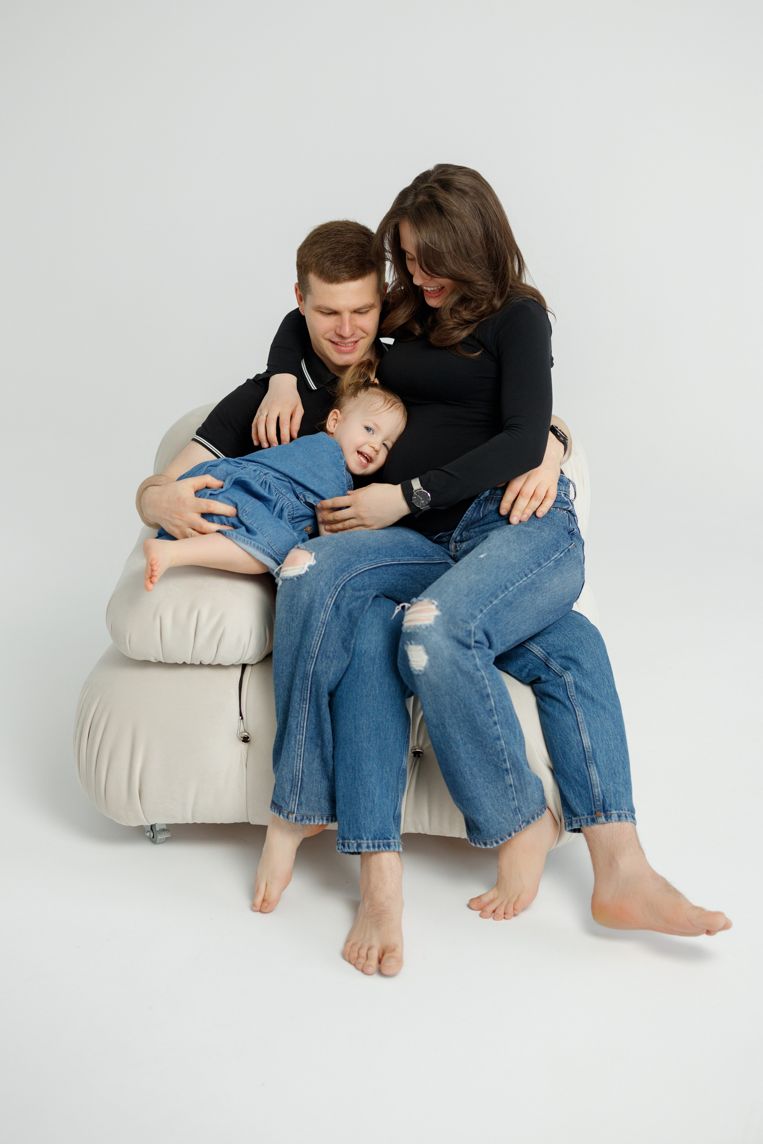 Ședință Foto de Familie — Stil Minimalist pe Fundal Alb. Scarlat Photography