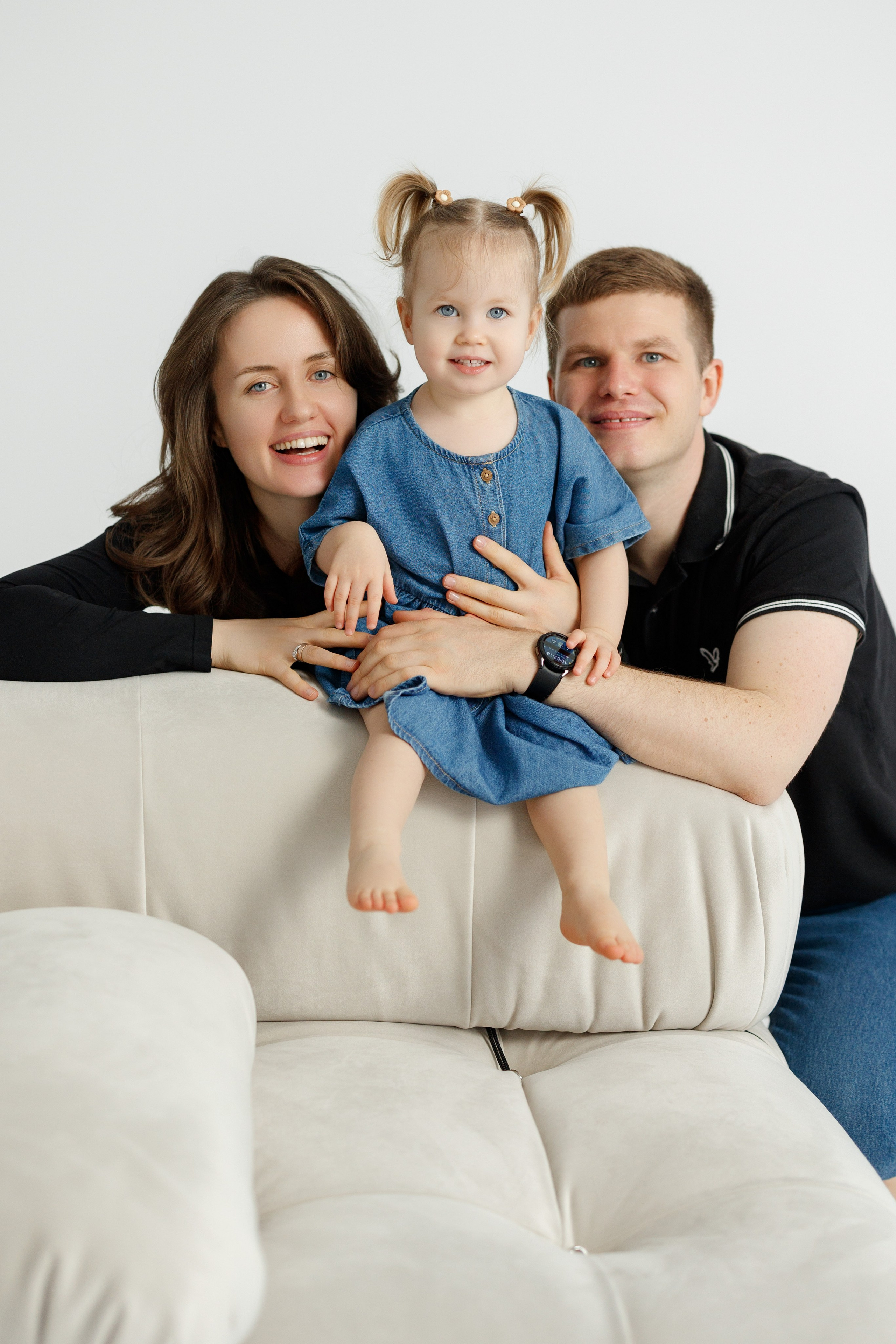 Ședință Foto de Familie — Stil Minimalist pe Fundal Alb. Scarlat Photography