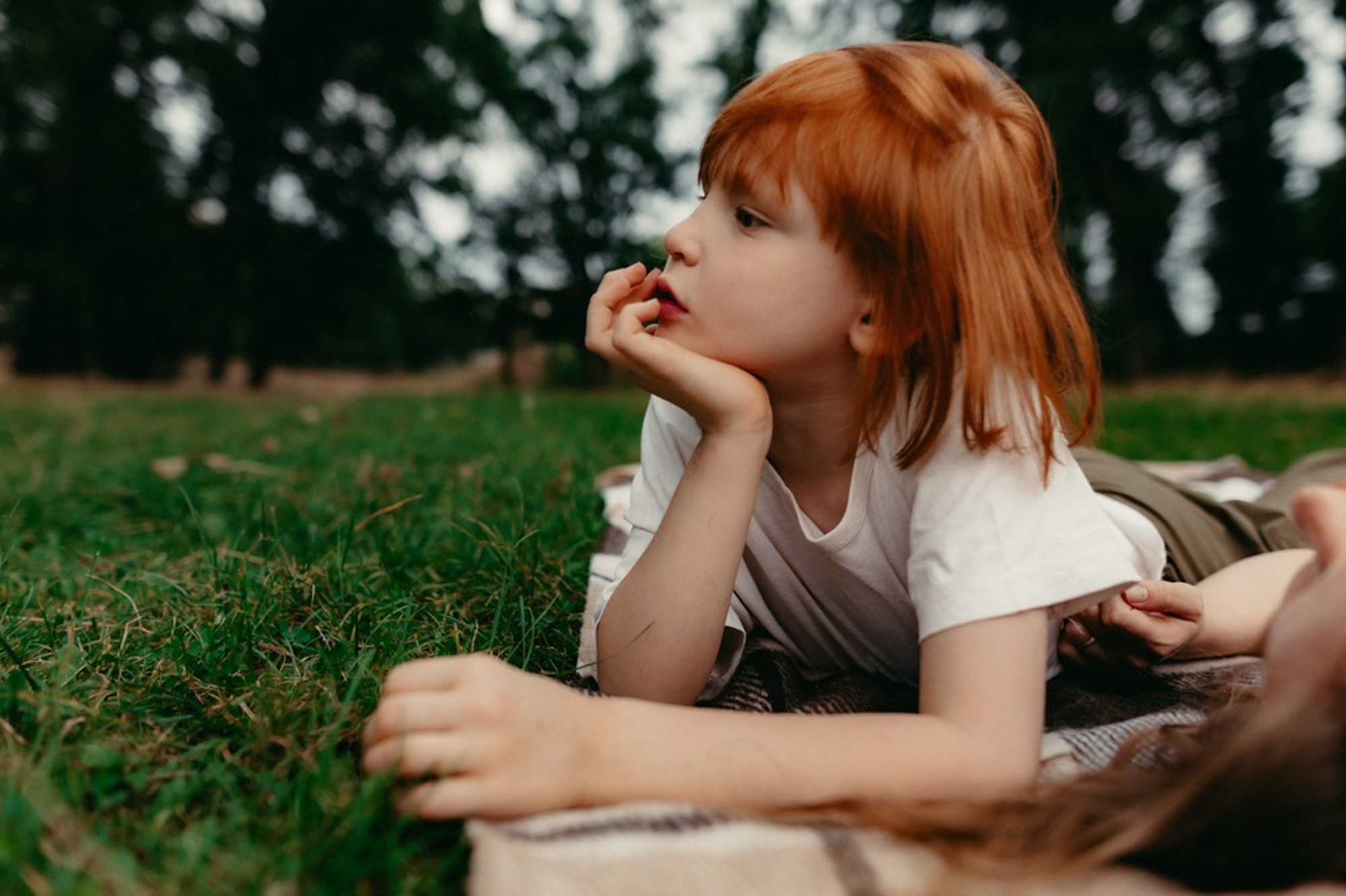 Сімейна фотосесія на вулиці літом. Photokostin.com