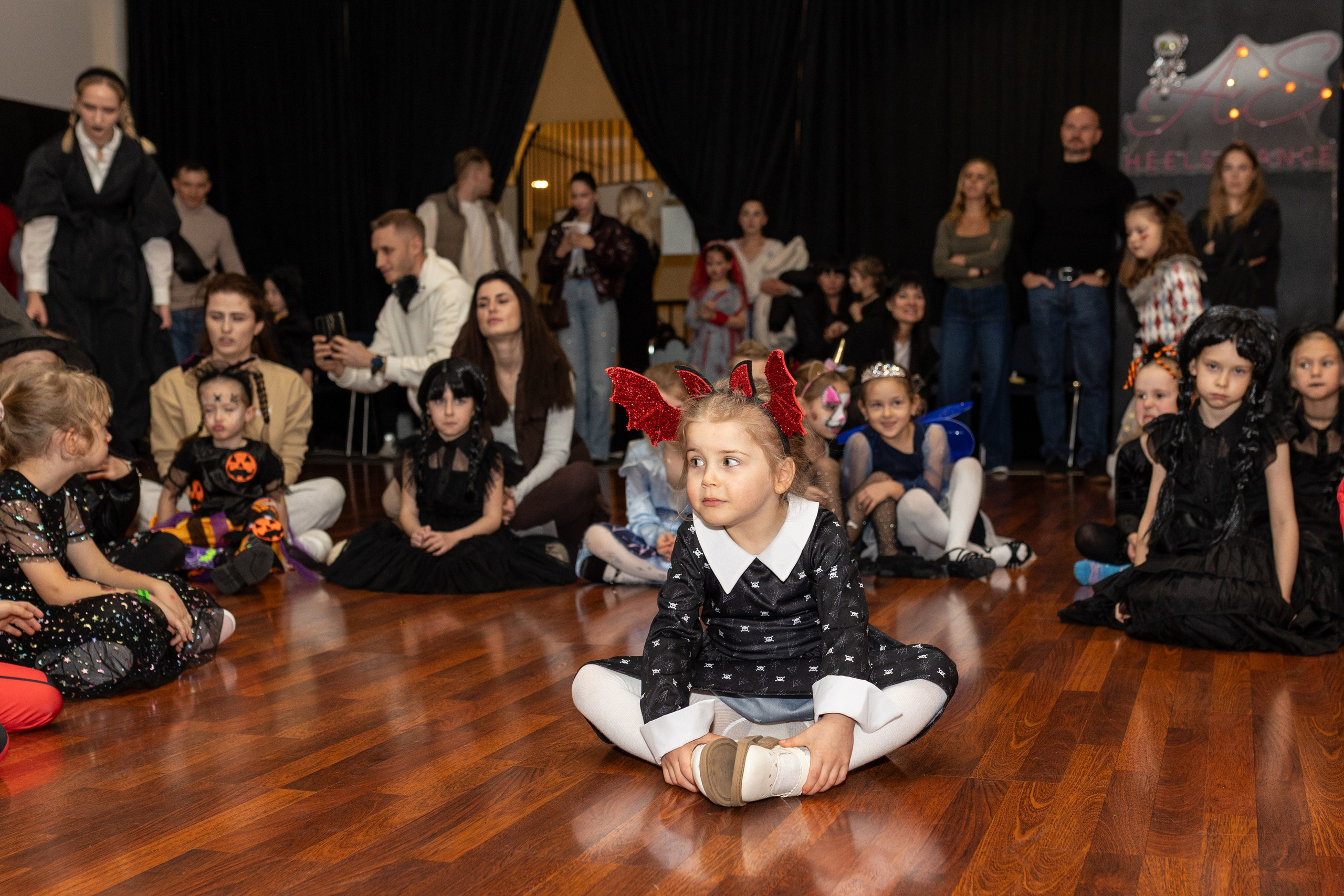 Leo dance studio Helloween 2025. Семейный и детский фотограф в Варшаве Мила Бобровская