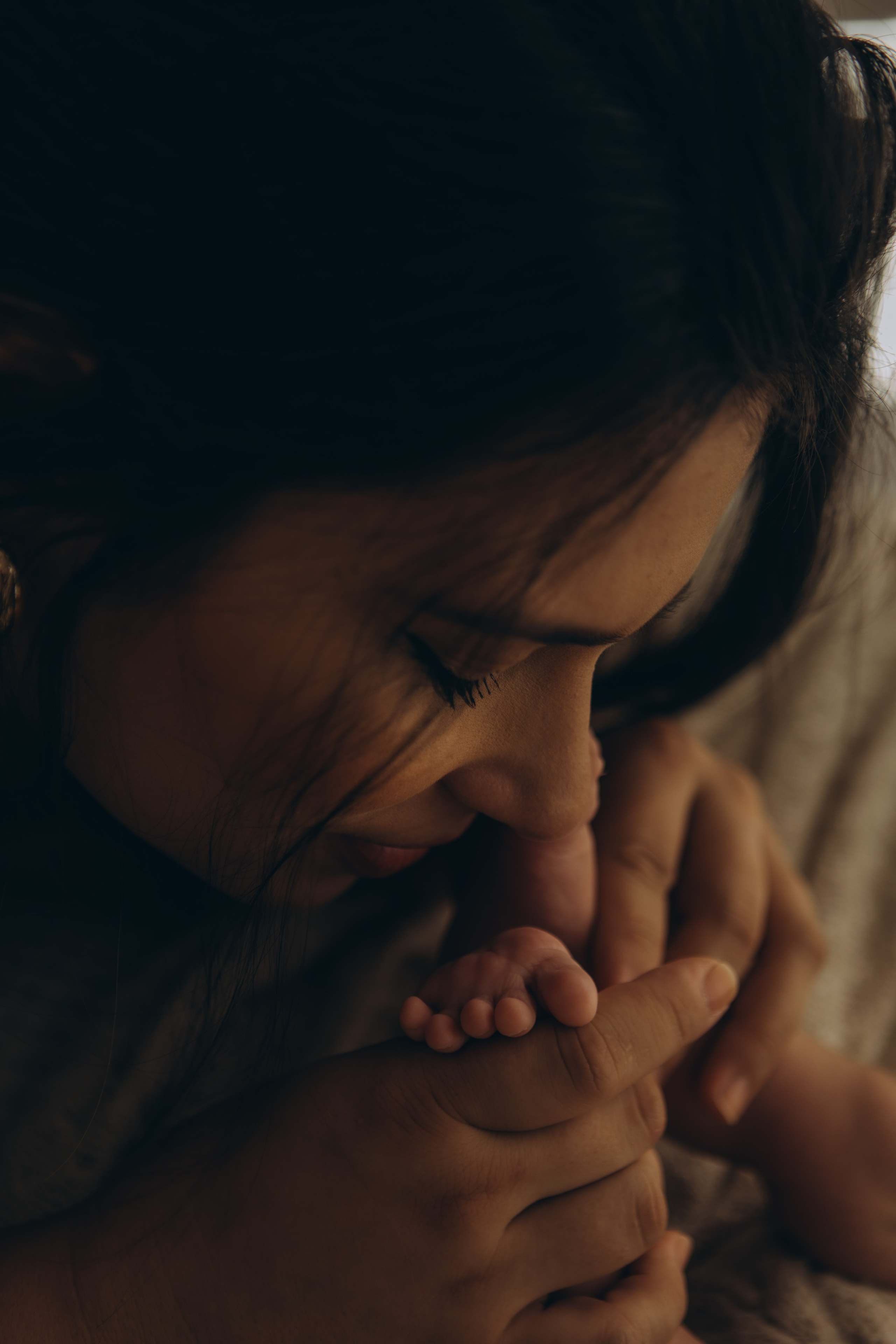 mãos dos pais segurando bebê recém-nascido em ensaio em Sorocaba