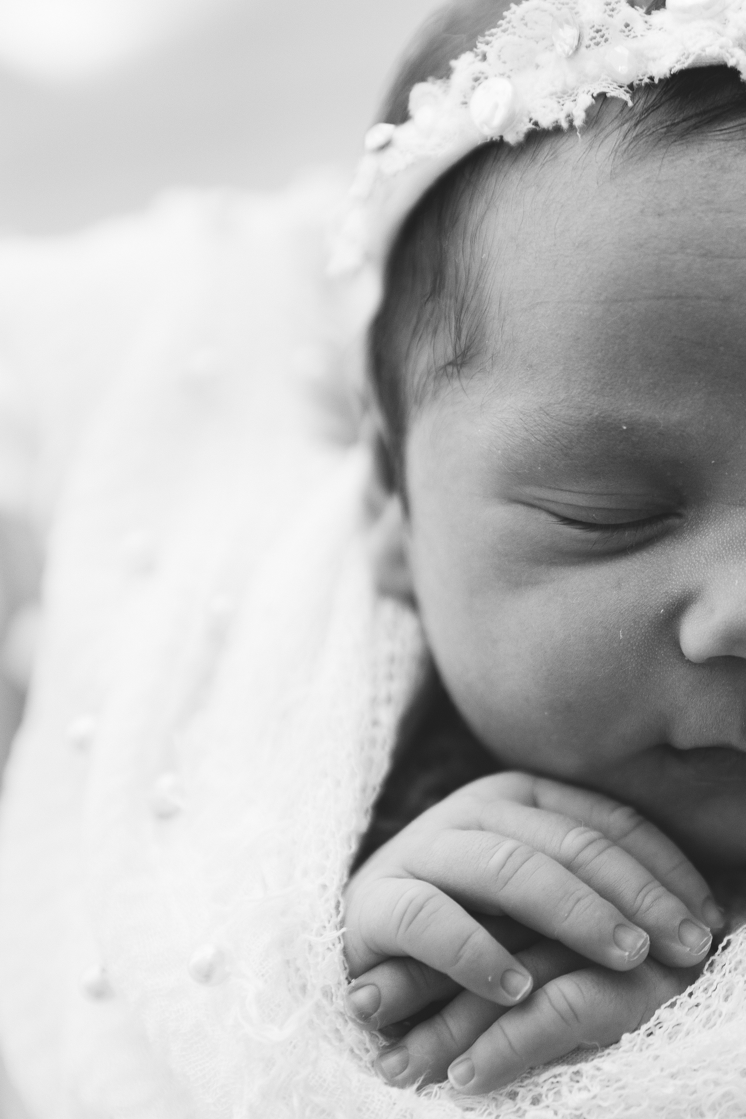 detalhe delicado de bebê recém-nascido em ensaio newborn em Sorocaba