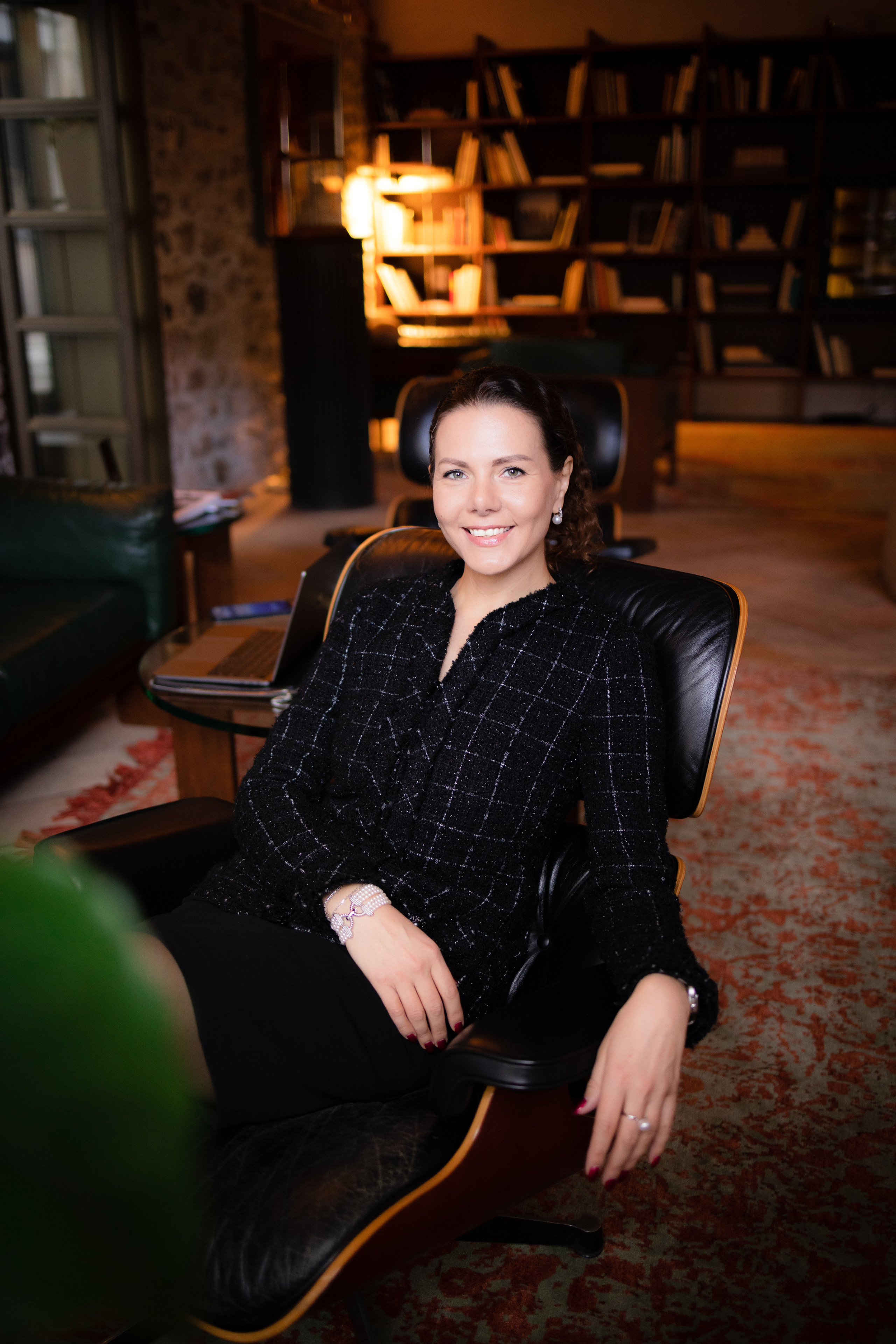 Oksana business portrait. Family photographer Zurich & Switzerland Daria Moore