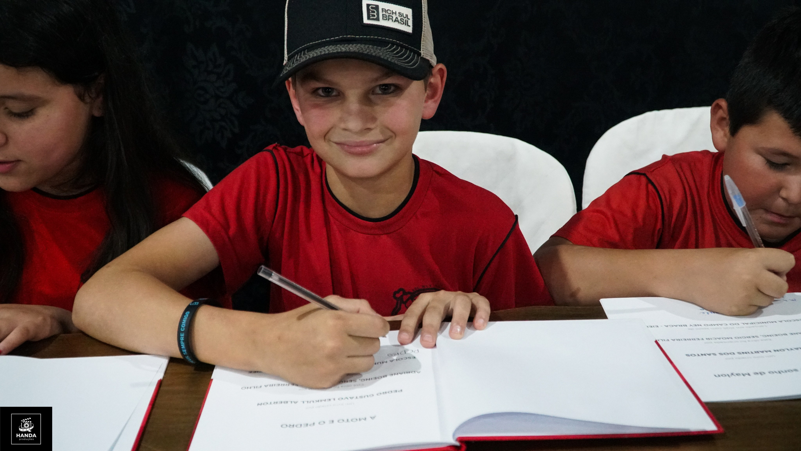 Noite autógrafos colégio Aurélio Buarque de Holanda. Handa Produções