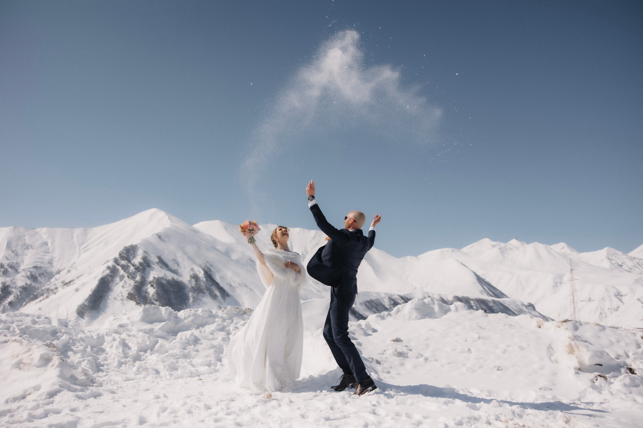 Love in winter mountains. Wedding photographer in Tbilisi Ioseb Mamniashvili